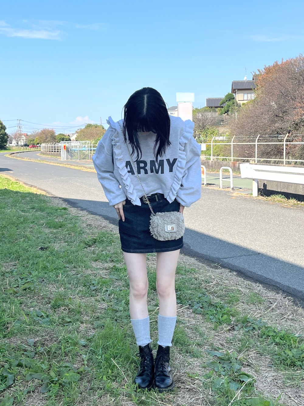 「秋服コーデ、ootd、秋冬、大人ガーリー、ミニスカート、デニムスカート、リメイクスウェット、リメイク古着、スウェット、クロップド丈、グレースウェット、ブーツ、古着MIX、古着好きな人と繋がりたい」｜「古着のアイテム（スウェット、グレー系）」を使った、manaさん（レディース・166cm）の秋コーディネートの1枚目の写真