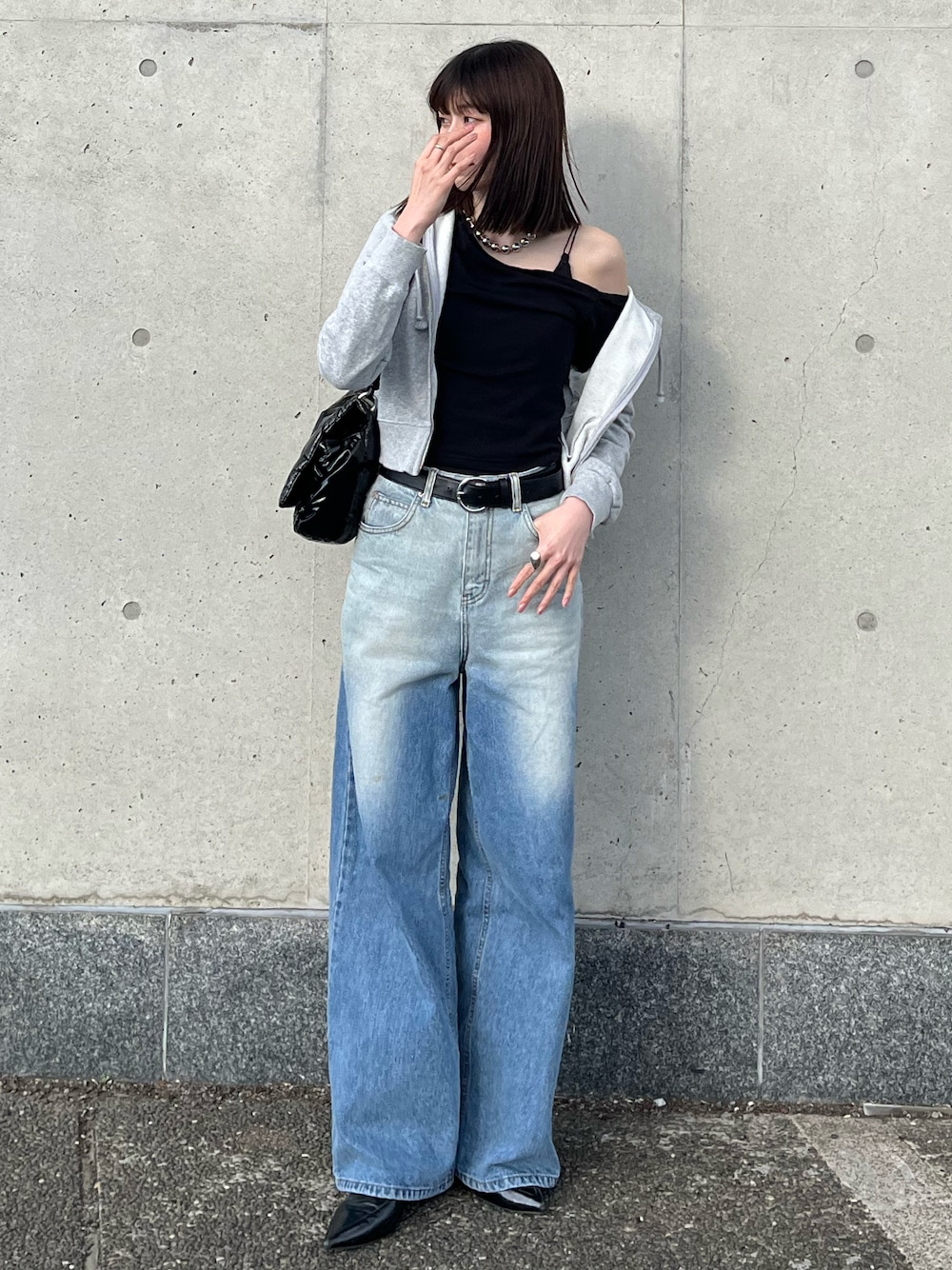 「春コーデ、ジップパーカー、パーカー、デニムパンツ、きれいめカジュアル、ラフコーデ、大人コーデ」｜「me+em selectの【 選べる３サイズ／２カラー  】グラデーションヘビーワイドロングデニムパンツ（デニムパンツ、ブルー系）」を使った、manaさん（骨格ナチュラル・レディース・166cm）の春コーディネートの1枚目の写真