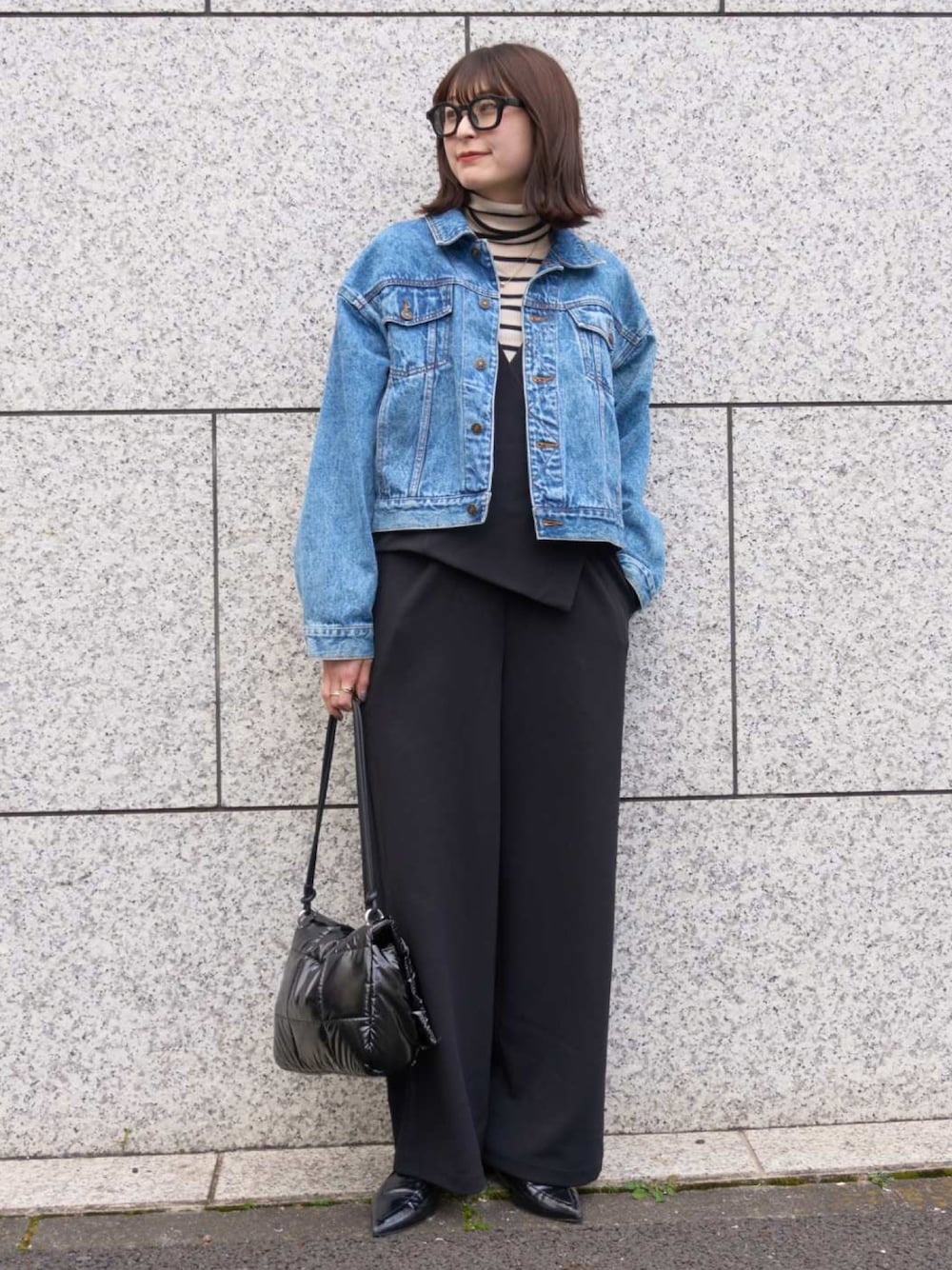 「春服、春アウター、春先取り、デニムジャケット、オールインワン、タートルネック、タートルネックニット、ボーダー、パンプス、ラクチンコーデ、オトナカジュアル、黒縁メガネ、デニム、つなぎ、プチプラ」｜「UNIQLOのアイテム（ニット/セーター、その他）」を使った、manaさん（骨格ナチュラル・レディース・166cm）の冬コーディネートの1枚目の写真