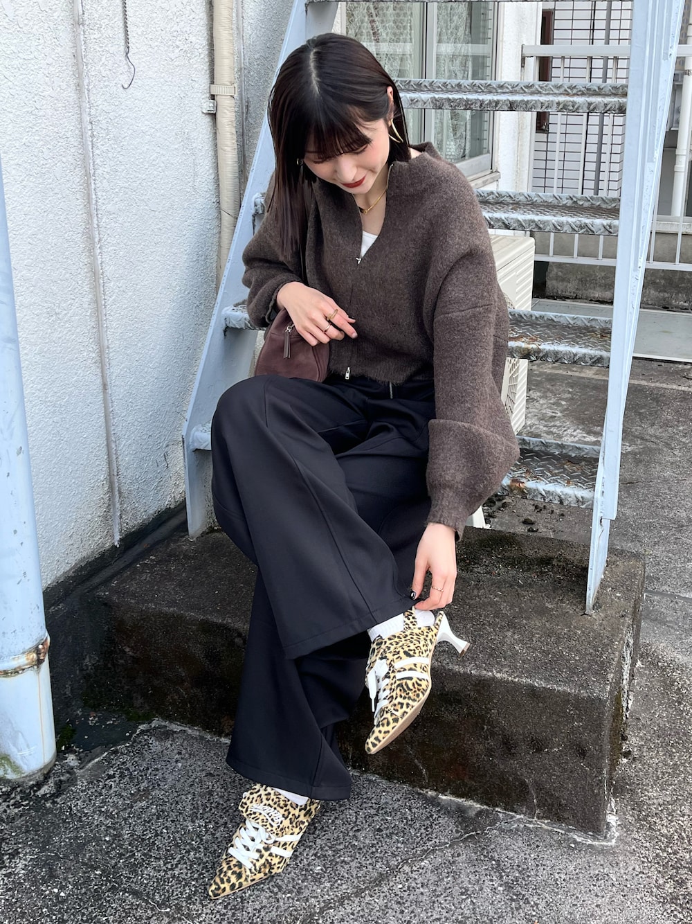 「真冬のあったかスタイル、ブラウン、ニットカーディガン、サルエルパンツ、パンプス、レオパード、きれいめカジュアル、スニーカーパンプス、オトナカジュアル、冬コーデ」｜「eachの圧縮ニット風ダブルジップボリュームスリーブパーカー（パーカー、ブラウン系）」を使った、manaさん（骨格ナチュラル・レディース・166cm）の冬コーディネートの1枚目の写真