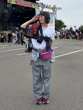 「KiU（キウ）のフリース 2WAYミニショルダーバッグ（ショルダーバッグ、レッド系）」を使った、manaさん（レディース・166cm）の春コーディネート