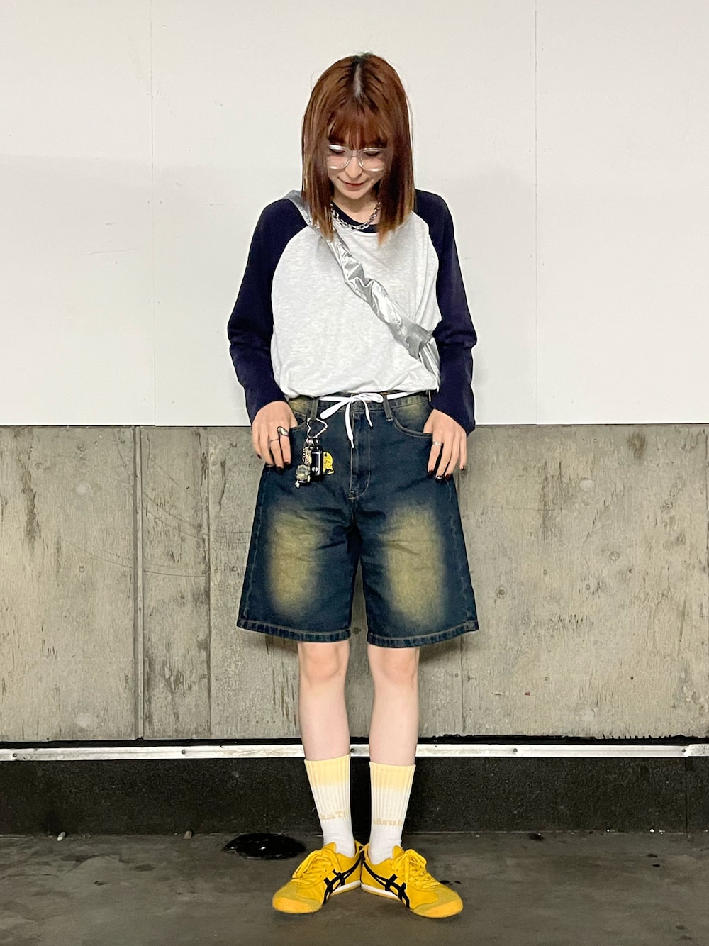 「秋コーデ、テーマパークコーデ、シティーガール、メンズライク、ハーフパンツ、ハーフデニム、リンガーTシャツ、ロンT、メガネ、カジュアル、スポーツミックス、秋服、オトナカジュアル、デニムコーデ、いいね、save、フォローお願いします🤑」｜「WEGOのWEGO/【24年秋冬新作】ヴィンテージウォッシュデニムハーフパンツ（デニムパンツ、ブルー系）」を使った、manaさん（レディース・166cm）の秋コーディネートの1枚目の写真