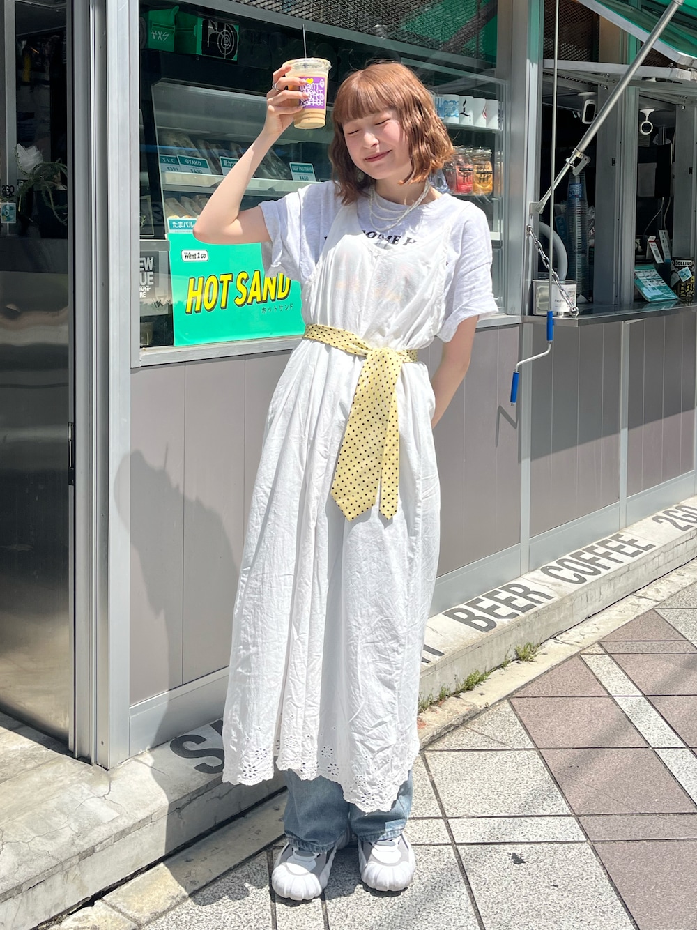 「レイヤードスタイル、ワンピース、白Tシャツ、ネクタイ、ネクタイコーデ、オニツカタイガー、ワントーンコーデ、差し色コーデ、ドッド、夏コーデ、春夏コーデ、古着MIX、古着Tシャツ、プチプラコーデ、デニムパンツ」｜「Onitsuka TigerのDENTIGRE LS / デンティグレ エルエス（スニーカー、ホワイト系）」を使った、manaさん（骨格ナチュラル・レディース・166cm）の春コーディネートの1枚目の写真