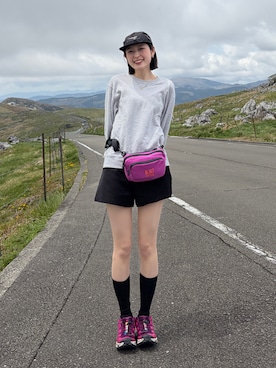 「KiU（キウ）のフリース 2WAYミニショルダーバッグ（ショルダーバッグ、レッド系）」を使った、manaさん（レディース・166cm）の春コーディネート