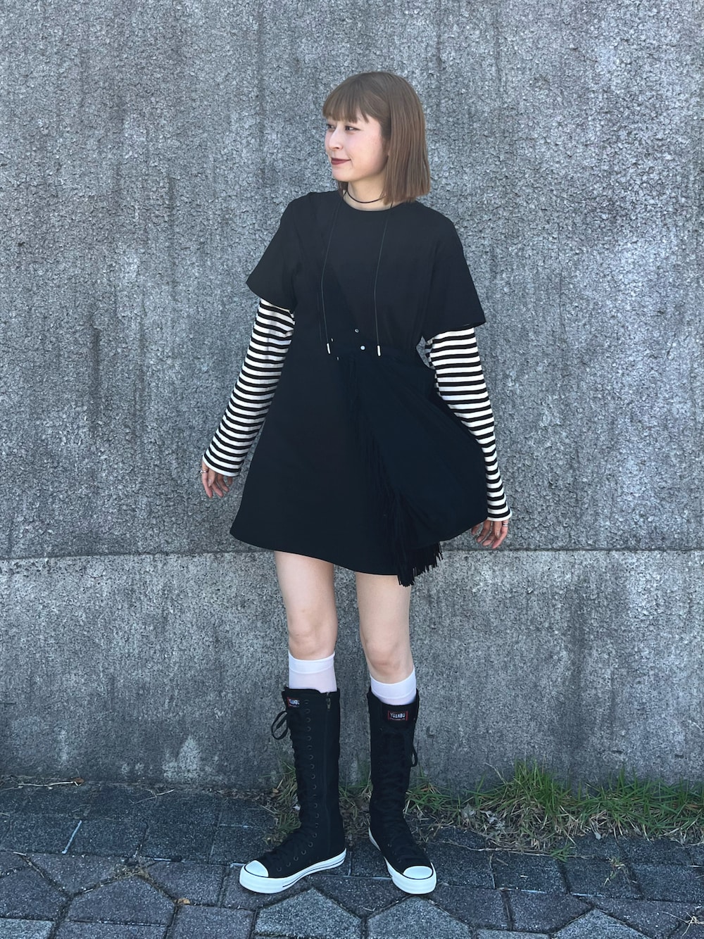 「モノトーン、雨の日コーデ、黒Tシャツ、スニーカーブーツ、レイヤードスタイル、シャツワンピ、ロンT、ボーダー、プチプラ、古着MIX、ショルダーバッグ、シンプルコーデ、モード」｜「古着のアイテム（ワンピース、ブラック系）」を使った、manaさん（骨格ナチュラル・レディース・166cm）の夏コーディネートの1枚目の写真