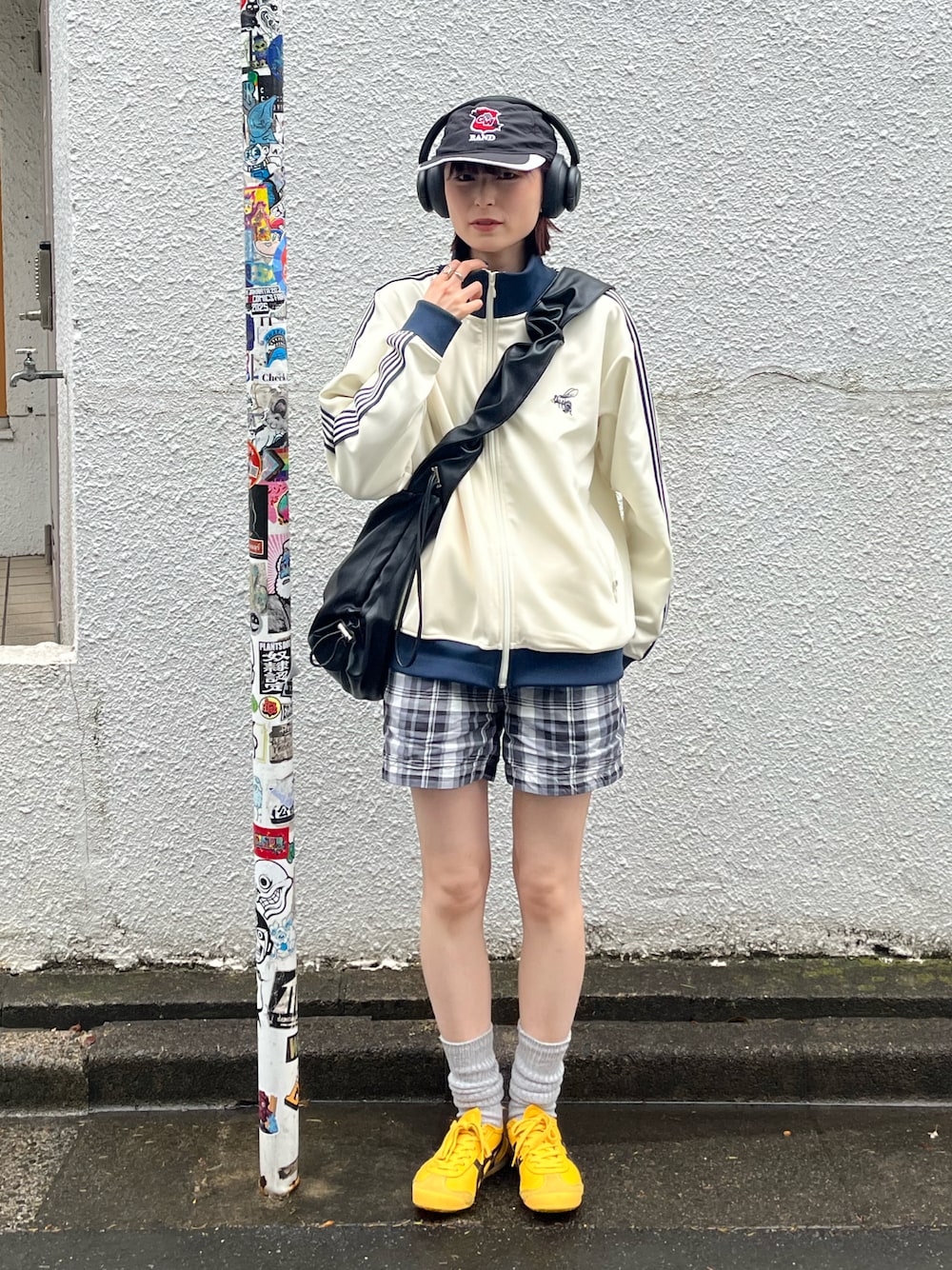 「最近のいい感じコーデ、古着MIX、シティーガール、トラックジャケット、チェックパンツ、春コーデ、差し色コーデ、キャップ、ヘッドホン、カジュアル、メンズライク、ショートパンツ、古着、カジュアルコーデ」｜「Onitsuka TigerのMEXICO 66 / メキシコ 66（スニーカー、イエロー系）」を使った、manaさん（骨格ナチュラル・レディース・166cm）の春コーディネートの1枚目の写真