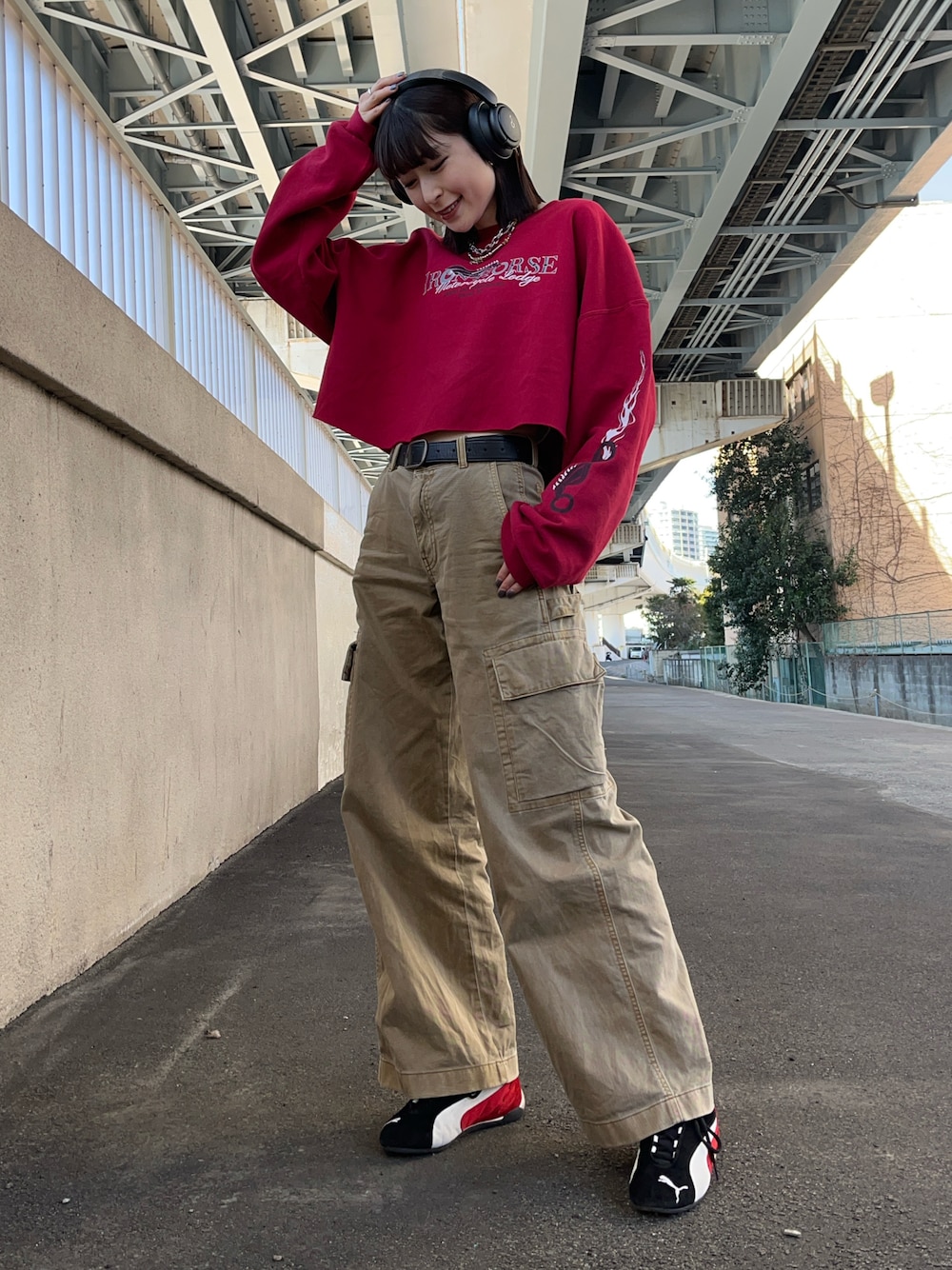 「今日のコーデ、ストリートカジュアル、カジュアル、スピードキャット、カーゴデニム、スウェット、古着MIX、リメイク、ヘッドホン、春コーデ、赤、差し色コーデ、プチプラ、メンズライク、古着コーデ」｜「GAPのローライズ カーゴ バギーカーキパンツ（カーゴパンツ、ブラウン系）」を使った、manaさん（骨格ナチュラル・レディース・166cm）の春コーディネートの1枚目の写真