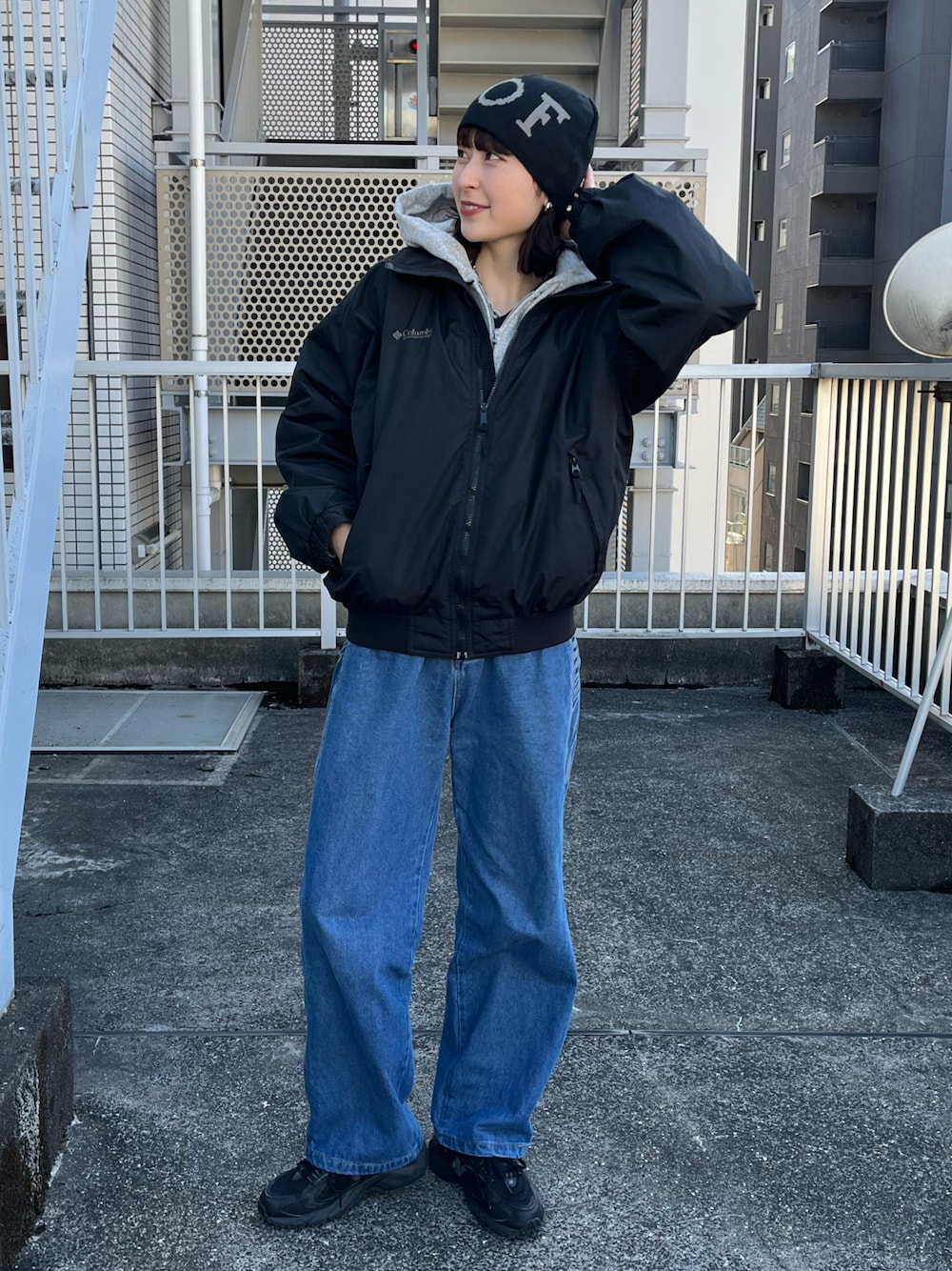 「パーカー、プチプラ、ストリート、ストリートカジュアル、ビーニー、ニット帽、デニムパンツ、冬コーデ、シティーガール、メンズライク、クロップドパーカー、冬アウター、楽チンコーデ」｜「古着のアイテム（デニムパンツ、ブルー系）」を使った、manaさん（骨格ナチュラル・レディース・166cm）の冬コーディネートの1枚目の写真
