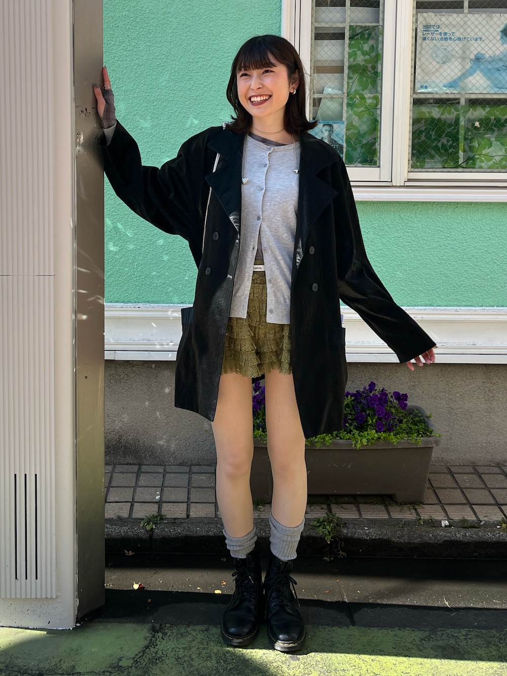 「春コーデ、レザージャケット、テーラードジャケット、レースパンツ、チュールパンツ、カーディガン、モード、ドクターマーチン、ブーツスタイル、おでかけコーデ、レイヤードスタイル、個性派、ショートパンツ」｜「UNIQLOのUVカットスーピマコットンクルーネックカーディガン（長袖）（カーディガン/ボレロ、グレー系）」を使った、manaさん（骨格ナチュラル・レディース・166cm）の春コーディネートの1枚目の写真