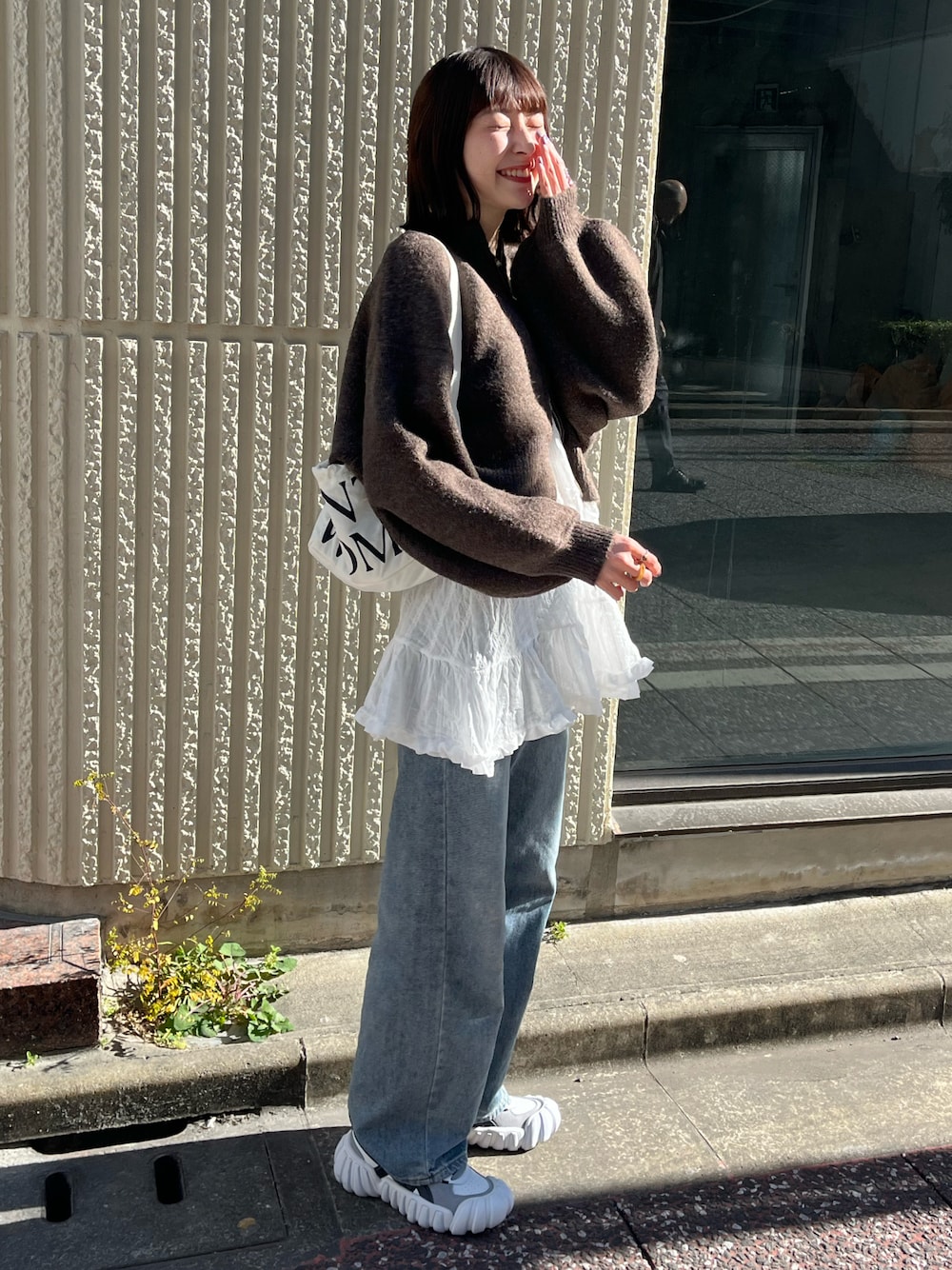 「ブラウン、レイヤードスタイル、レースワンピース、キャミワンピ、デニムパンツ、オニツカタイガー、カーディガン、ニットカーディガン、カジュアルガーリー、ニット、厚底シューズ、ロゴバッグ」｜「eachの圧縮ニット風ダブルジップボリュームスリーブパーカー（パーカー、ブラウン系）」を使った、manaさん（骨格ナチュラル・レディース・166cm）の冬コーディネートの1枚目の写真