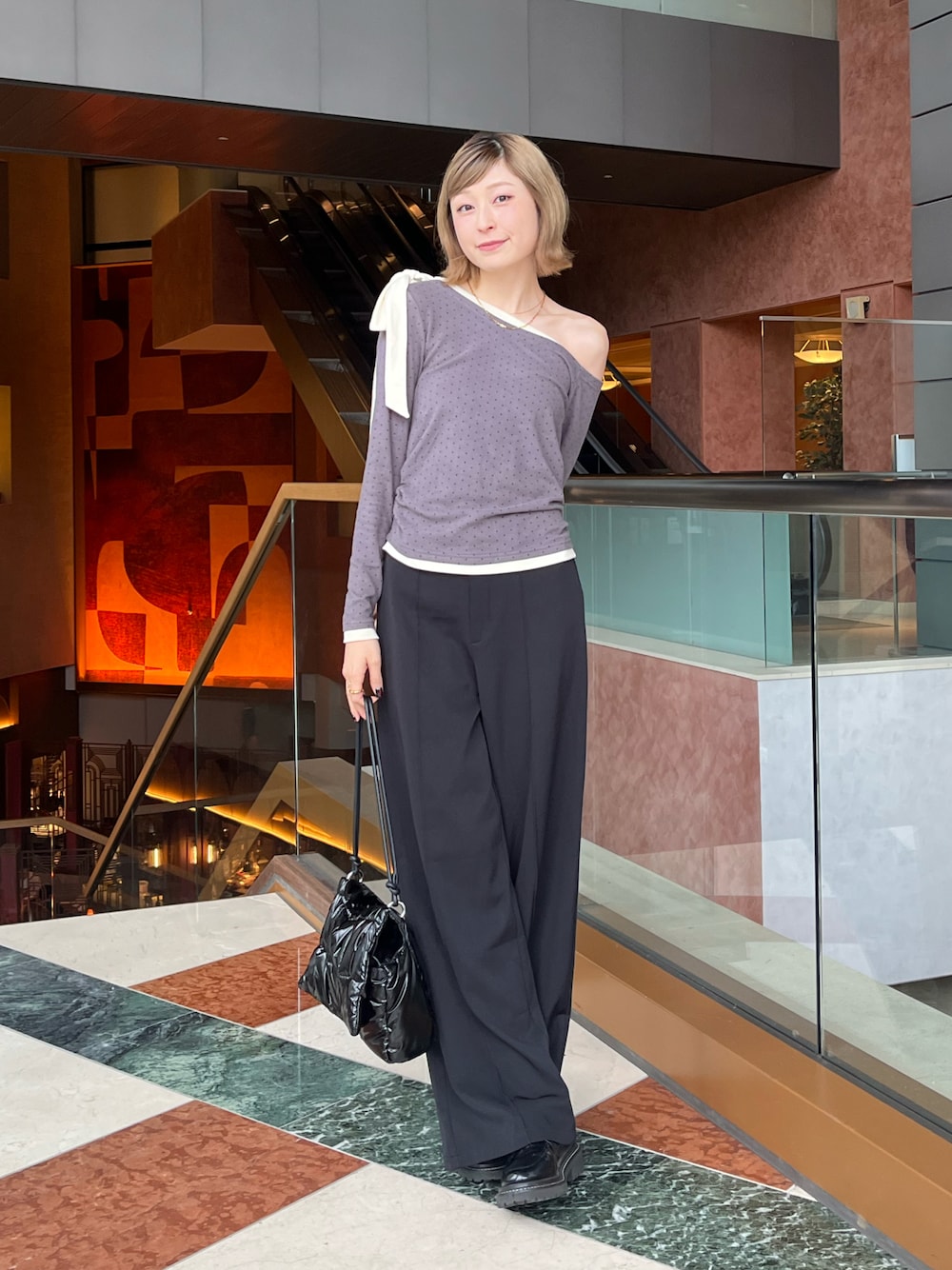 グレー系のTシャツ/カットソー、ブラック系のローファー、ブラック系のスラックスを着用したレディースの秋コーディネートの1枚目の写真