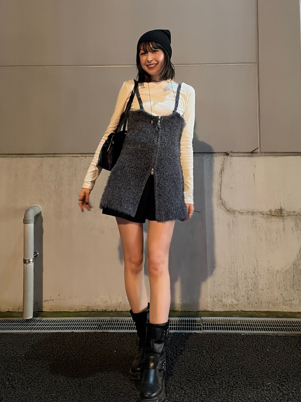 ブラック系のブーツ、ホワイト系のTシャツ/カットソー、ブラック系のショルダーバッグを着用したレディースの秋コーディネートの1枚目の写真
