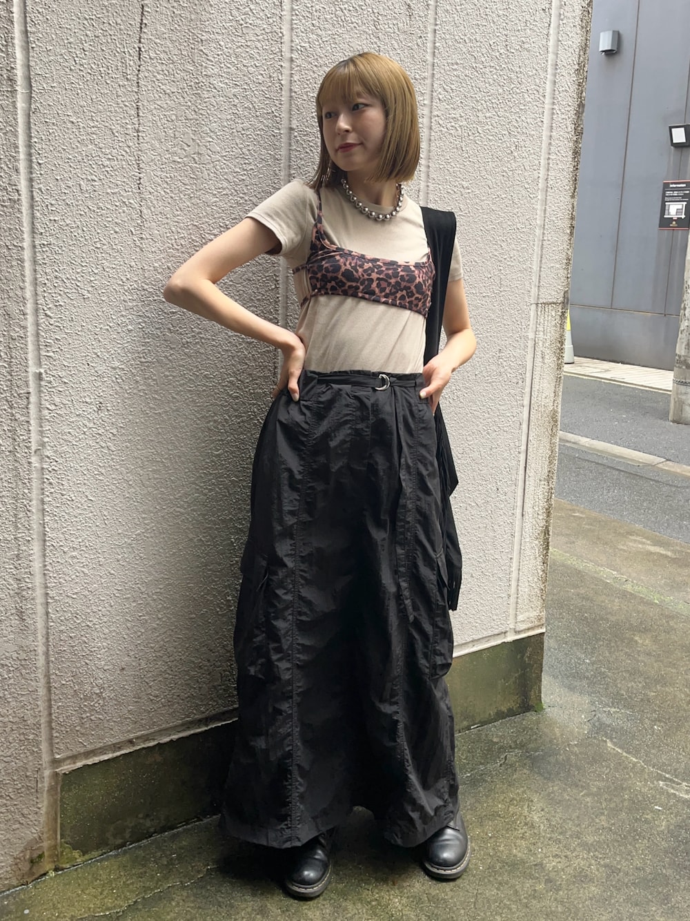 「夏ルックで気分アップ、レイヤードスタイル、ビスチェ、レオパード、ひょう柄、ロングスカート、カーゴスカート、プチプラ、Tシャツ、シンプルコーデ、夏コーデ」｜「Dr. MartensのDr.Martens （ドクターマーチン） / 8ホールブーツ 1460 8EYE BOOT 11822006（ブーツ、ブラック系）」を使った、manaさん（骨格ナチュラル・レディース・166cm）の夏コーディネートの1枚目の写真