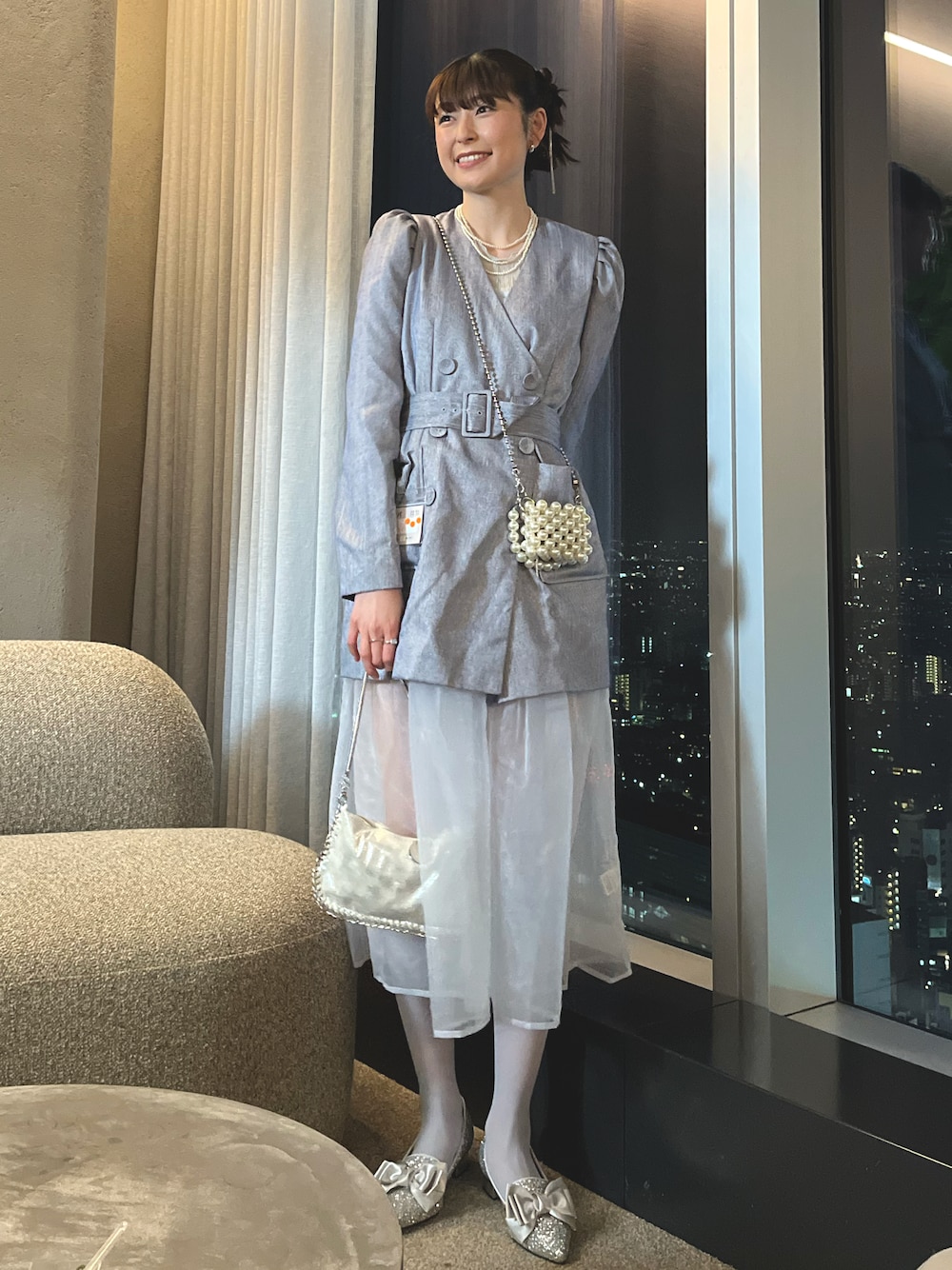 「春めき満開コーデ、パーティー、パーティースタイル、お呼ばれスタイル、ノーカラージャケット、シアーワンピース、シルバーパンプス、ブルーコーデ、ジャケット、パールネックレス、オケージョン、チュールスカート、シアースカート、レイヤードスタイル、ワンピース」｜「VIVIANのポインテッドトゥリボンパンプス（パンプス、シルバー系）」を使った、manaさん（骨格ナチュラル・レディース・166cm）の春コーディネートの1枚目の写真