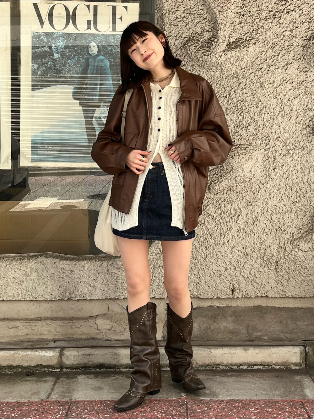 「今日のコーデ、シアーニット、デニムスカート、レザージャケット、ウェスタンブーツ、ブーツスタイル、春コーデ、ニットカーディガン、カジュアルガーリー、ブラウン、ミニスカート、レイヤードスタイル、秋コーデ、冬コーデ、デートコーデ」｜「leimnの袖スリットメッシュポロニット（ニット/セーター、ホワイト系）」を使った、manaさん（骨格ナチュラル・レディース・166cm）の春コーディネートの1枚目の写真