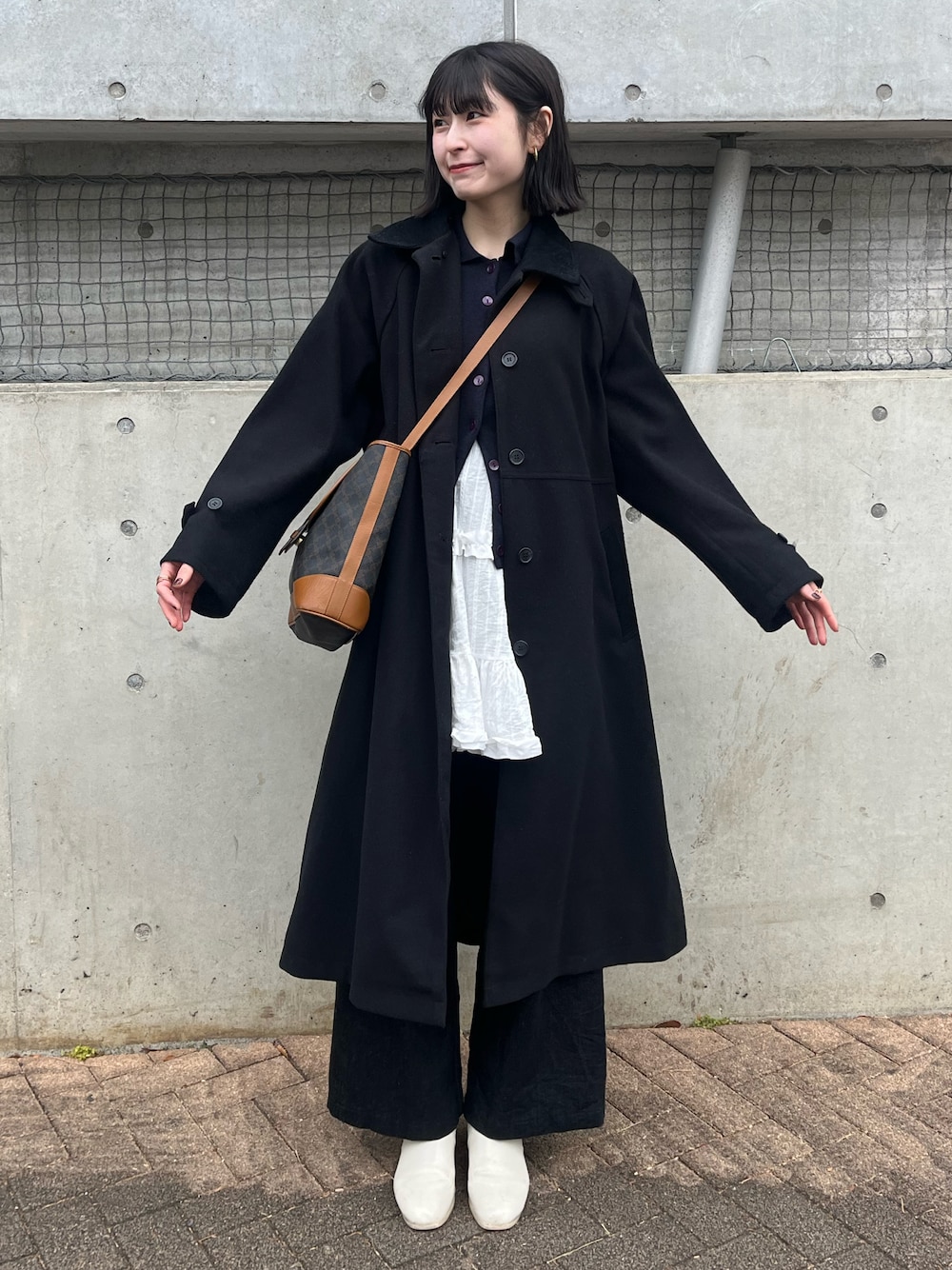 「真冬のあったかスタイル、レイヤードスタイル、シンプルコーデ、ブーツ、カーディガン、キャミワンピース、古着MIX、古着コーデ、フレアデニム、デニムパンツ、きれいめガーリー、冬コーデ」｜「MONO-MART LADY'Sのニットメルトンマルチウェイボア付きステンカラーロングコート（ステンカラーコート、ブラック系）」を使った、manaさん（骨格ナチュラル・レディース・166cm）の冬コーディネートの1枚目の写真