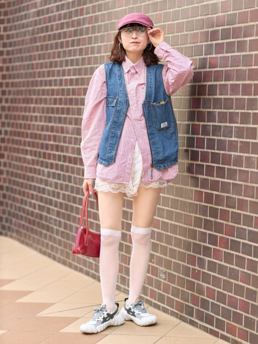 「春めき満開コーデ、春色、ハンチング、デニムベスト、チェックシャツ、差し色コーデ、赤チェック、オニツカタイガー、春コーデ、レースパンツ、古着コーデ、古着MIX、めがね、最近のいい感じコーデ」｜「Onitsuka TigerのDENTIGRE LS / デンティグレ エルエス（スニーカー、ホワイト系）」を使った、manaさん（骨格ナチュラル・レディース・166cm）の春コーディネートの1枚目の写真