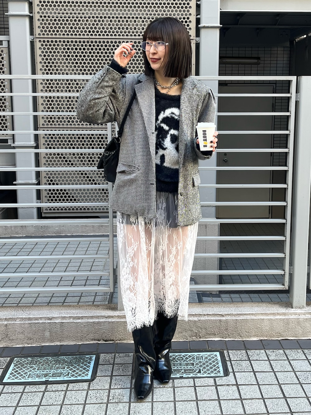 「真冬のあったかスタイル、ブーツ、レースワンピース、レーススカート、レイヤードスタイル、シャギーニット、テーラードジャケット、ショートパンツ、ロングブーツ、冬コーデ、古着コーデ、モノトーン、モード、ガーリー、めがね」｜「jouetieのパワショルクレイジパターンジャケット（テーラードジャケット、ブラック系）」を使った、manaさん（骨格ナチュラル・レディース・166cm）の冬コーディネートの1枚目の写真
