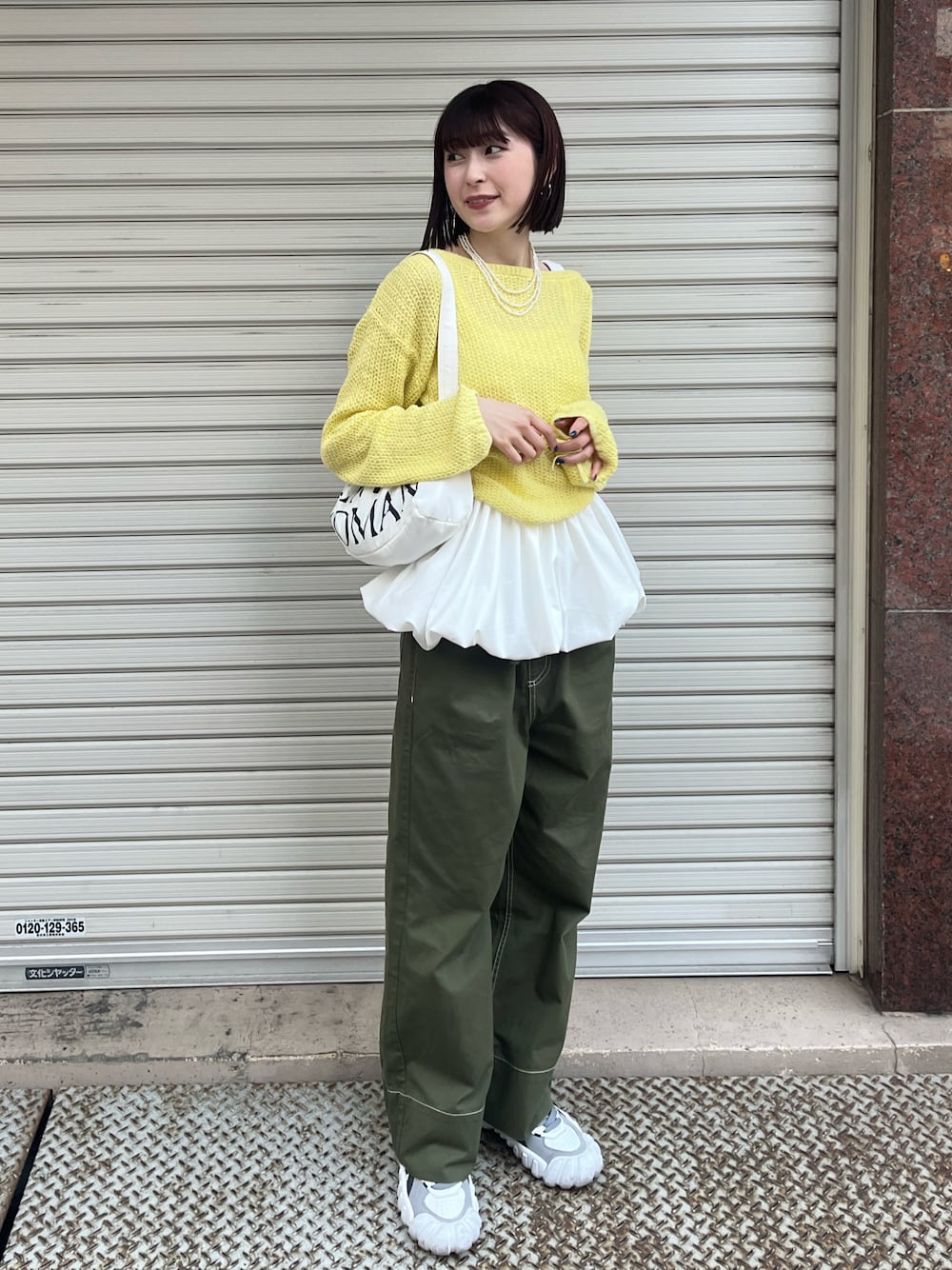 「最近のいい感じコーデ、バルーンスカート、シアーニット、黄色、オニツカタイガー、レイヤードスタイル、カジュアルガーリー、レイヤード、おでかけコーデ、春コーデ、オトナカワイイ」｜「Onitsuka TigerのDENTIGRE LS / デンティグレ エルエス（スニーカー、ホワイト系）」を使った、manaさん（骨格ナチュラル・レディース・166cm）の春コーディネートの1枚目の写真