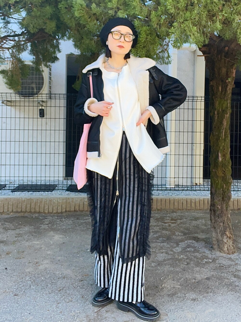 「ムートンコート、チュールスカート、ストライプ、スラックス、ローファー、差し色コーデ、スウェット、モード、モノトーン、古着MIX、冬アウター、黒縁メガネ、ベレー帽、モードカジュアル、オフショル」｜「leimnのワイドネックZIP切りっぱなしスウェット（カーディガン/ボレロ、ホワイト系）」を使った、manaさん（骨格ナチュラル・レディース・166cm）の冬コーディネートの1枚目の写真