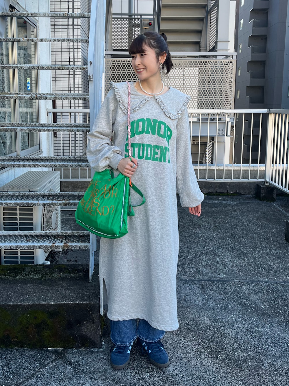 「冬コーデ、ロングコート、マイベストコーデ2024、カジュアルガーリー、ガーリー、レイヤードスタイル、グリーン、モッズコート、ゆるコーデ、スニーカーコーデ、トートバッグ、ライブコーデ、休日スタイル、冬アウター、ワンピース」｜「niko and...のオリジナルコード2WAYトートバッグ（トートバッグ、グリーン系）」を使った、manaさん（レディース・166cm）の冬コーディネートの1枚目の写真