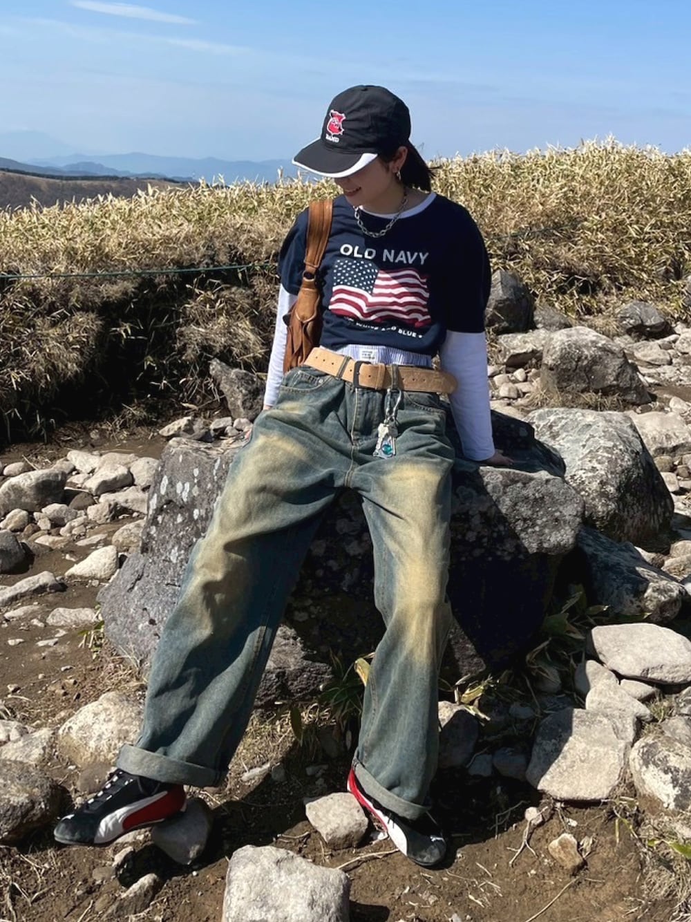 「レイヤードスタイル、古着MIX、メンズライク、シティーガール、キャップ、Tシャツ、古着Tシャツ、ロゴT、ロンT、カジュアル、スピードキャット、春コーデ、夏コーデ、ワイドパンツ、やっぱり帽子が好き」｜「OLD NAVYのアイテム（Tシャツ/カットソー、ブルー系）」を使った、manaさん（骨格ナチュラル・レディース・166cm）の春コーディネートの1枚目の写真