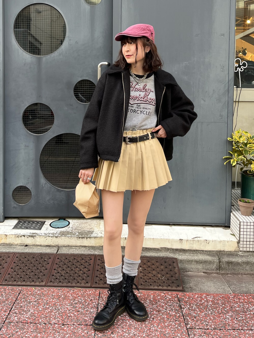 「古着MIX、春コーデ、春めき満開コーデ、ジャケット、プリーツスカート、ブーツ、ハンチング、スウェット、ロゴスウェット、個性派、シティーガール、差し色コーデ、ドクターマーチン」｜「H&Mのアイテム（スカート、ベージュ系）」を使った、manaさん（骨格ナチュラル・レディース・166cm）の春コーディネートの1枚目の写真