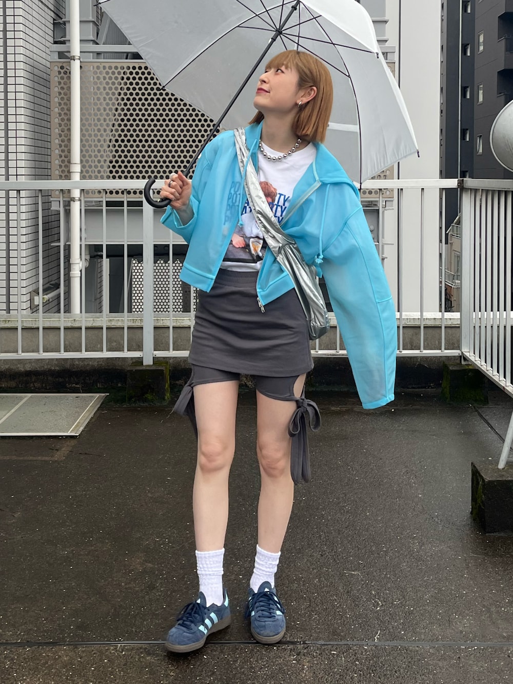 「白Tシャツ、雨の日コーデ、梅雨コーデ、レギンススカート、レイヤードスタイル、パーカー、ダンボールパーカー、差し色コーデ、青、春夏コーデ、個性派、ロゴT、ミニスカート、カジュアル」｜「no brandのアイテム（スカート、グレー系）」を使った、manaさん（骨格ナチュラル・レディース・166cm）の夏コーディネートの1枚目の写真