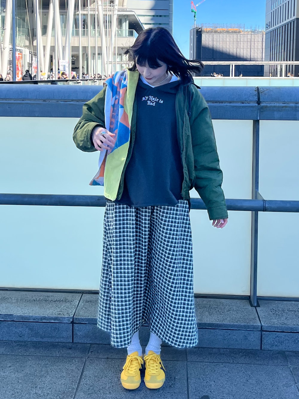 「冬アウター、オニツカタイガー、キャミワンピース、パーカー、オトナカジュアル、ライブコーデ、フェスコーデ、冬フェス、レイヤードスタイル、古着MIX、古着ジャケット、黄色、バンドT、バンドグッズ」｜「VINTAGEのアイテム（ブルゾン、グリーン系）」を使った、manaさん（骨格ナチュラル・レディース・166cm）の冬コーディネートの1枚目の写真