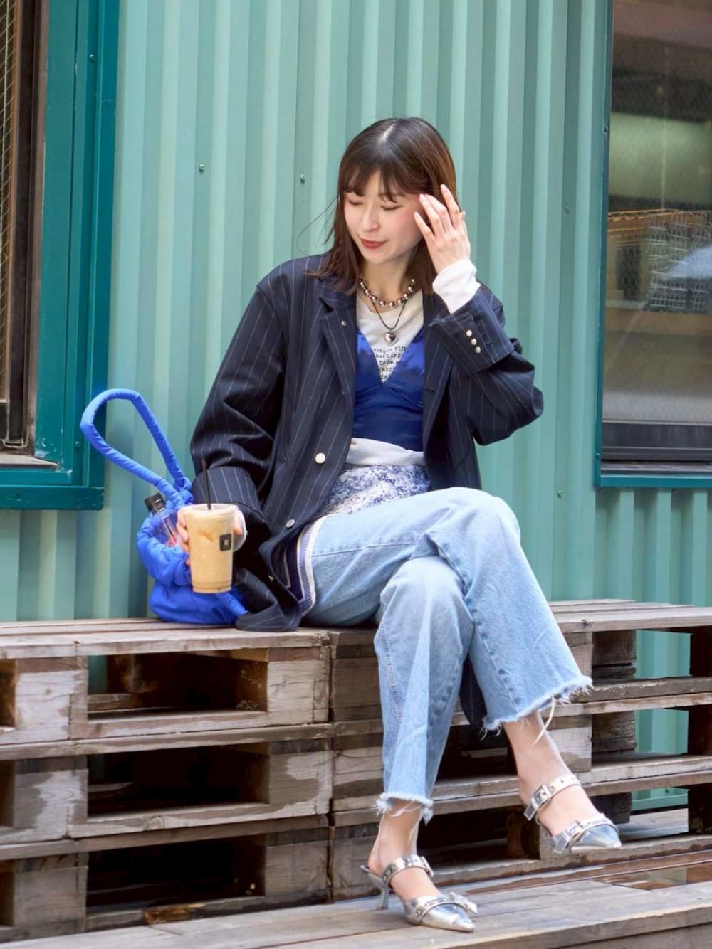 「大人カジュアル、テーラードジャケット、パンプス、シルバーパンプス、ビスチェ、青、レイヤードスタイル、個性派、シアートップス、ロゴT、デニムジャケット、きれいめカジュアル、差し色コーデ」｜「Kotoeのフリーストラップ ギャザーショルダーバッグ（ショルダーバッグ、ブルー系）」を使った、manaさん（骨格ナチュラル・レディース・166cm）の春コーディネートの1枚目の写真