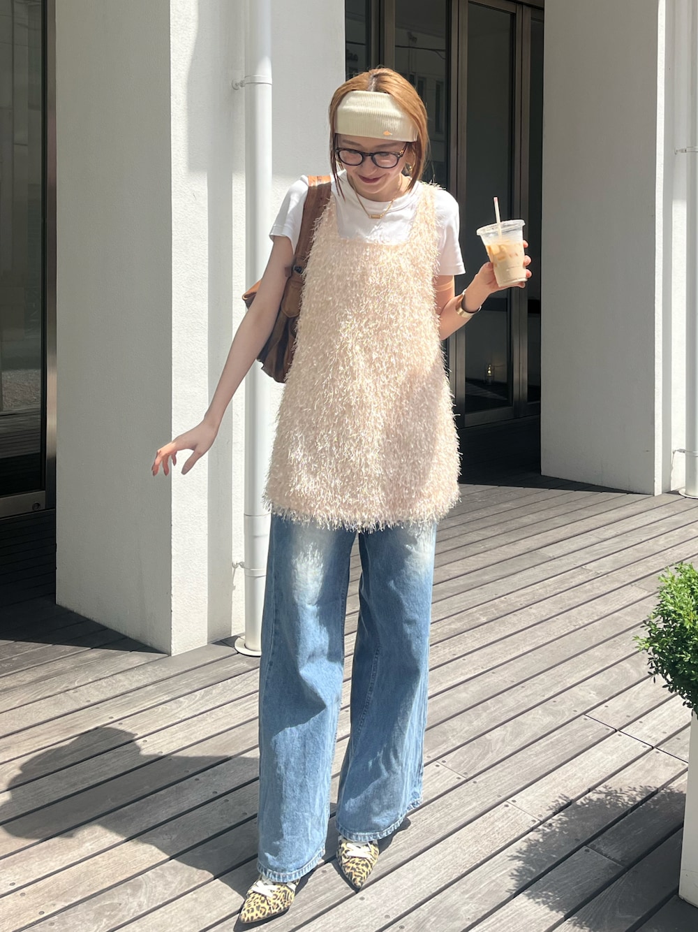 「白Tシャツ、シャギーベスト、シャギー、ヘアバンド、レイヤードスタイル、デニムパンツ、レオパード、ミュール、夏コーデ、休日スタイル、ベスト、オトナカジュアル、韓国ファッション、サンダル」｜「WHO'S WHO galleryの【SLOPPY/スロッピー】スニーカーミュール（パンプス、ブラウン系）」を使った、manaさん（骨格ナチュラル・レディース・166cm）の夏コーディネートの1枚目の写真