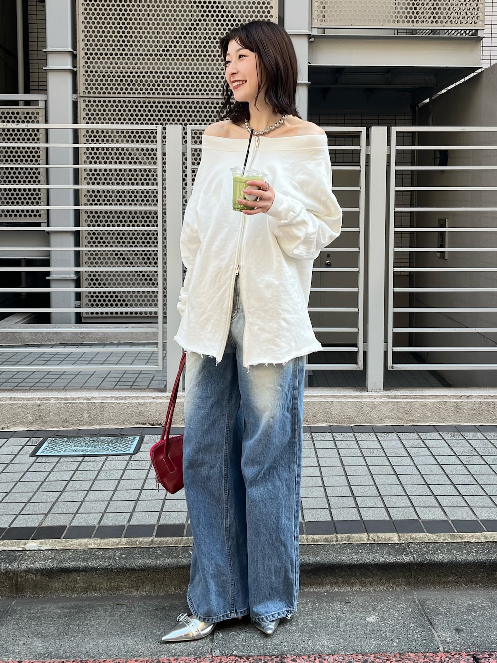 「春めき満開コーデ、春コーデ、オフショル、オフショルスウェット、ダブルジップ、スウェット、パンプス、シルバーパンプス、差し色コーデ、キレイめ、パンツコーデ、デニムパンツ、ゆるコーデ、オトナカジュアル」｜「leimnのワイドネックZIP切りっぱなしスウェット（カーディガン/ボレロ、ホワイト系）」を使った、manaさん（骨格ナチュラル・レディース・166cm）の春コーディネートの1枚目の写真