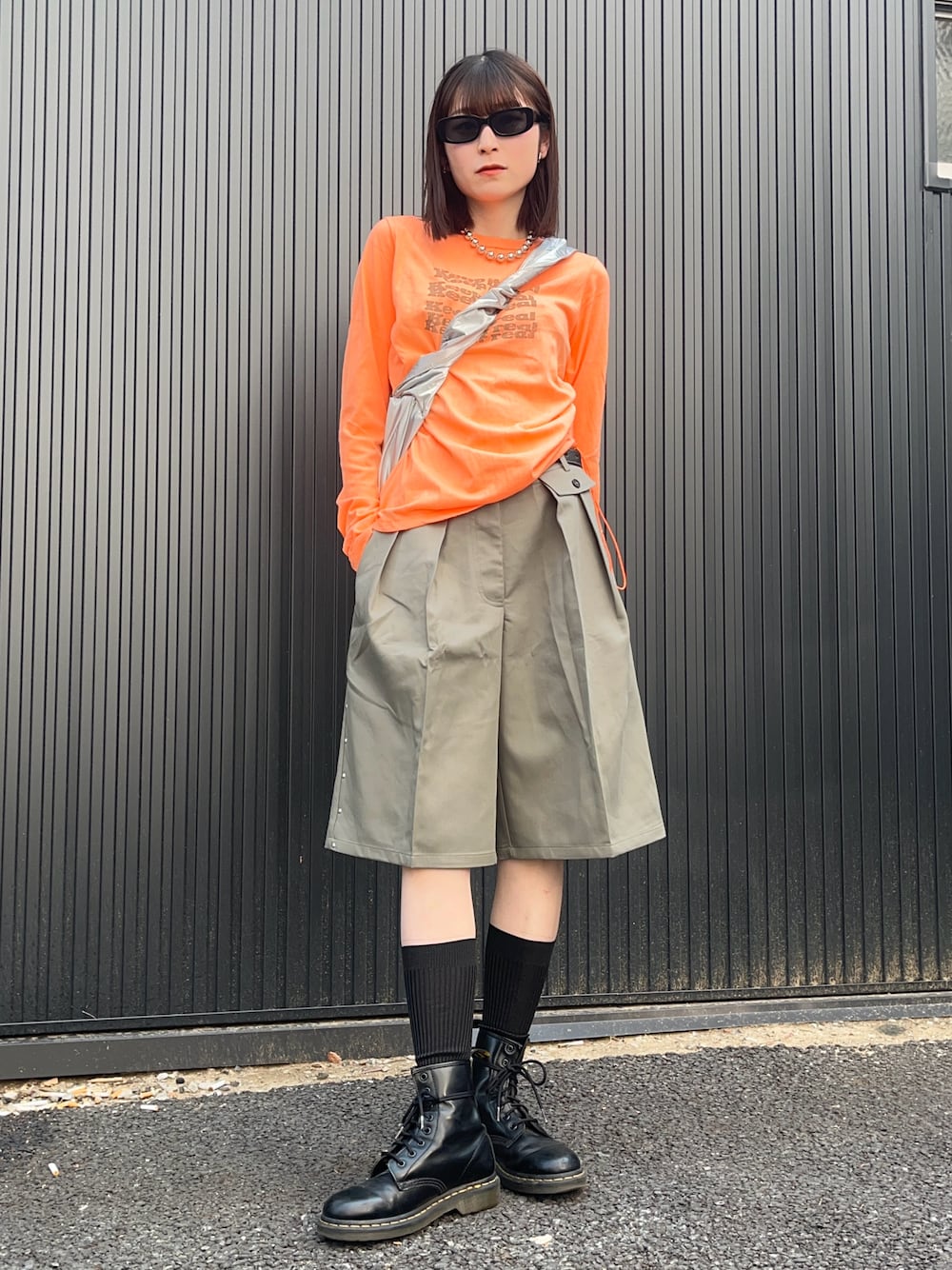 manaさんの「【HiNT/ヒント】スタッズタックハーフスラックス（WHO'S WHO gallery）」を使ったコーディネートの1枚目の写真