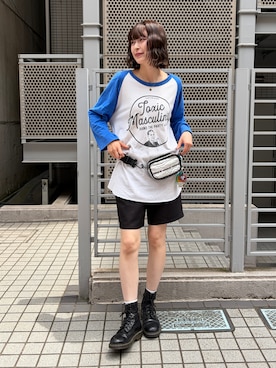 「each（イーチ）のシルエットすっきりホットパンツ（その他パンツ、ブラック系）」を使った、manaさん（レディース・166cm）の夏コーディネート