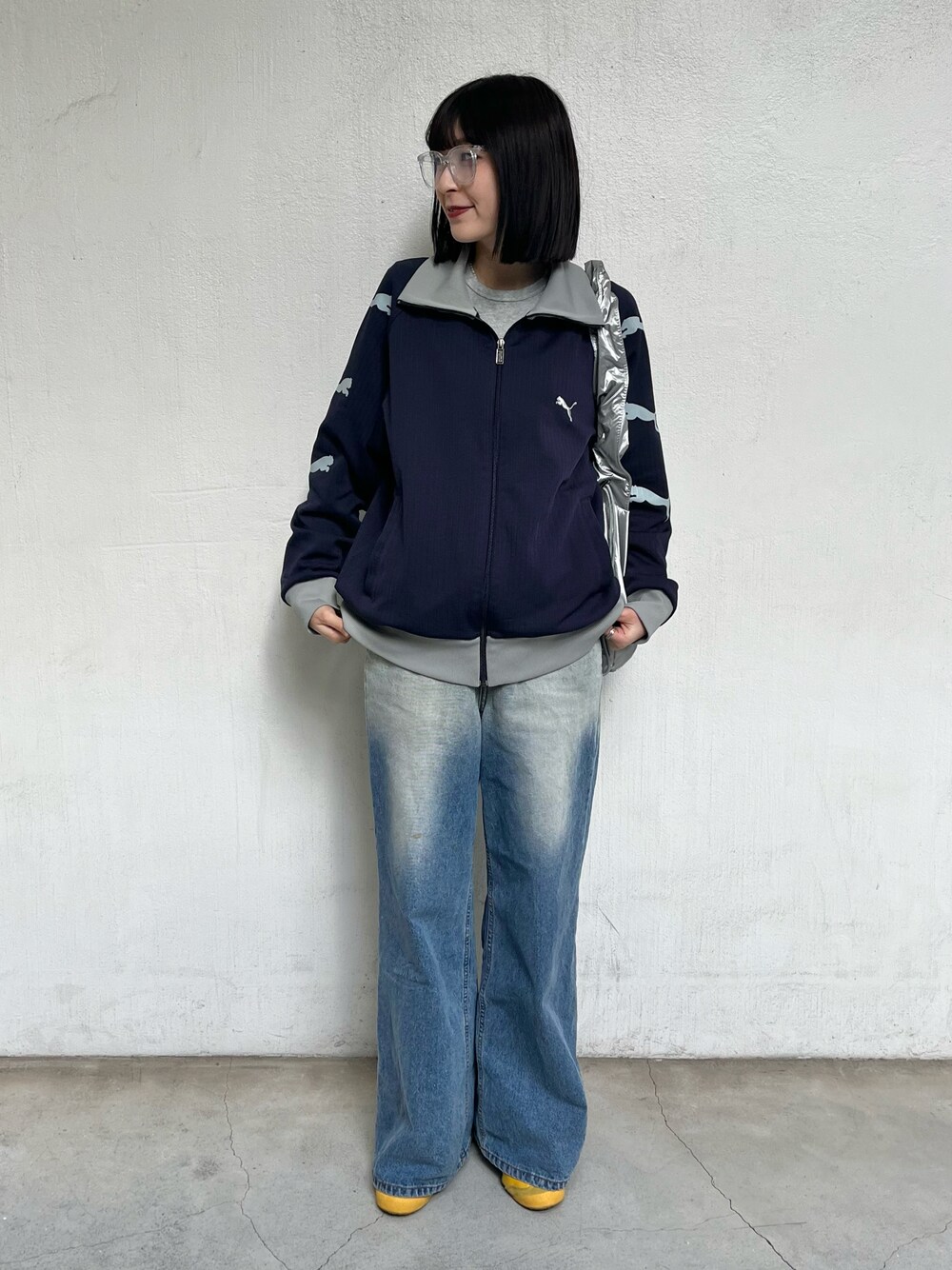 「秋冬コーデ、トラックジャケット、オニツカタイガー、デニムパンツ、ワイドパンツ、古着MIX、シルバーバッグ、青、PUMA、古着コーデ、レイヤードスタイル、カジュアル、ジャージ」｜「me+em selectの【 選べる３サイズ／２カラー  】グラデーションヘビーワイドロングデニムパンツ（デニムパンツ、ブルー系）」を使った、manaさん（骨格ナチュラル・レディース・166cm）の冬コーディネートの1枚目の写真