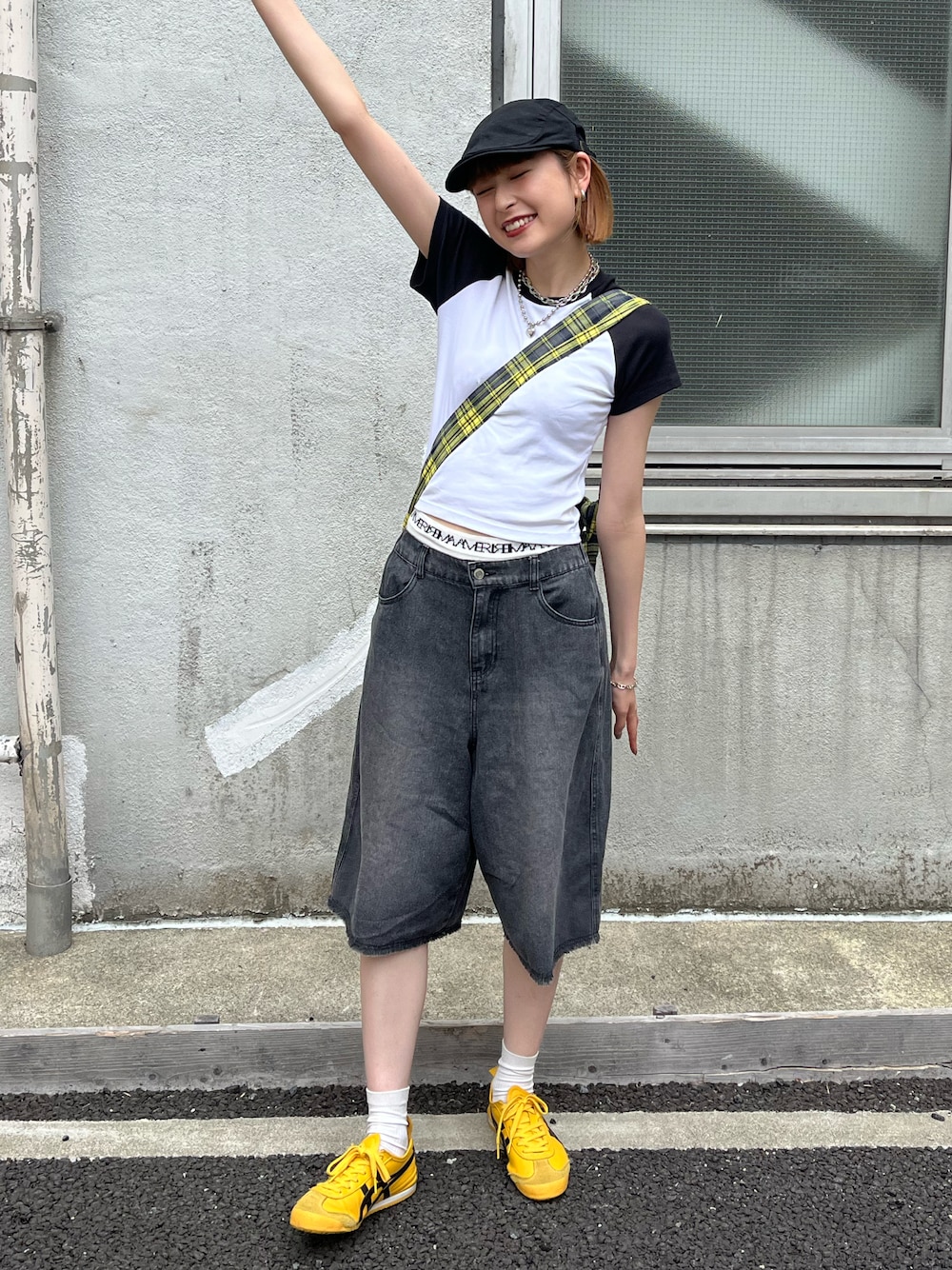 「白Tシャツ、差し色コーデ、ハーフデニム、ハーフパンツ、オニツカタイガー、ハンチング、パンツレイヤード、レイヤードスタイル、チェック、黄色、ピチT、ショルダーバッグ、カジュアル、Tシャツ、夏コーデ」｜「Onitsuka TigerのMEXICO 66 / メキシコ 66（スニーカー、イエロー系）」を使った、manaさん（骨格ナチュラル・レディース・166cm）の夏コーディネートの1枚目の写真