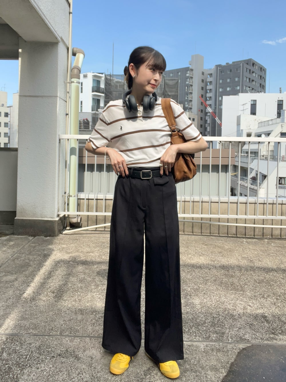 「秋コーデ、ポロシャツ、大人女子、パンツスタイル、秋カラー、スラックス、シティーガール、カジュアル、シンプルスタイル、オニツカタイガー、ラルフローレン、古着MIX、ハンドバッグ、ストライプ、いいね、save、フォローお願いします🤑」｜「POLO RALPH LAURENのアイテム（ポロシャツ、ブラウン系）」を使った、manaさん（レディース・166cm）の秋コーディネートの1枚目の写真