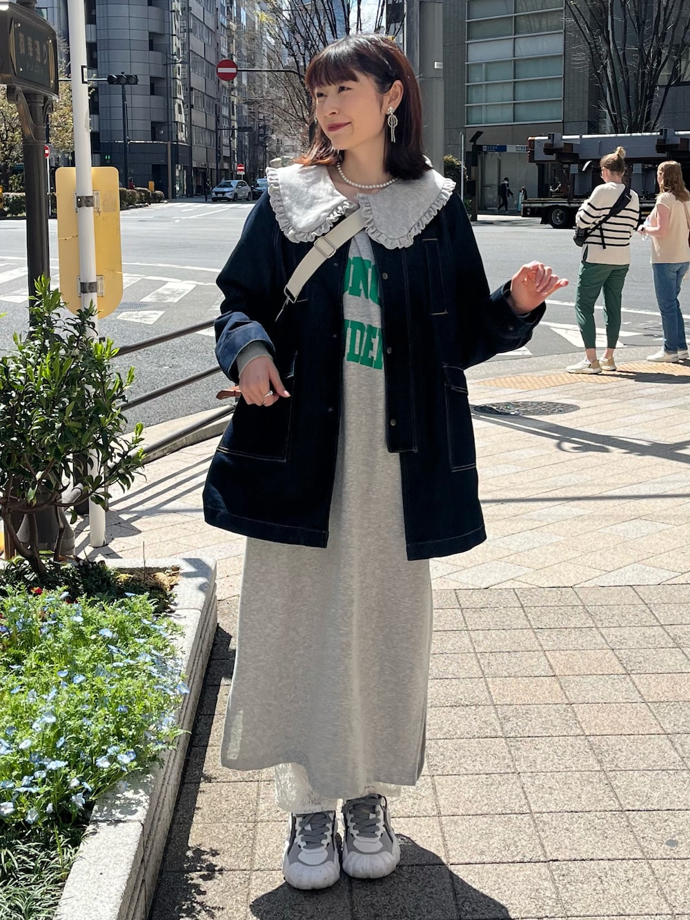 「春めき満開コーデ、デニムジャケット、ショルダーバッグ、ワンピース、スウェットワンピース、オニツカタイガー、春コーデ、レースパンツ、レイヤードスタイル、カジュアルガーリー」｜「CIAOPANICのビッグカラーロゴスウェットワンピース（ワンピース、グレー系）」を使った、manaさん（骨格ナチュラル・レディース・166cm）の春コーディネートの1枚目の写真