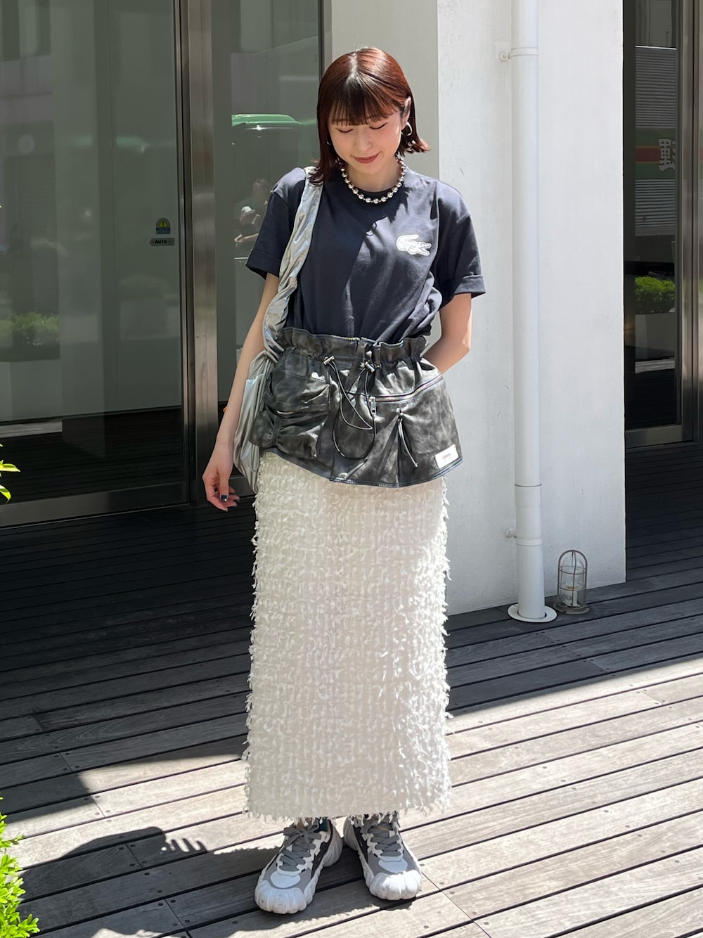 「最近のいい感じコーデ、レイヤードコーデ、LACOSTE、Tシャツ、PR、春コーデ、夏コーデ、ボディバッグ、ロングスカート、シャギースカート、個性派、カジュアルコーデ、ラコステ」｜「Onitsuka TigerのDENTIGRE LS / デンティグレ エルエス（スニーカー、ホワイト系）」を使った、manaさん（骨格ナチュラル・レディース・166cm）の春コーディネートの1枚目の写真