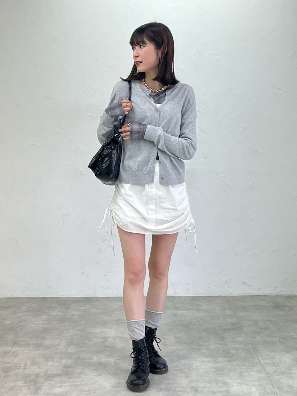 「チェック、オトナガーリー、ブーツ、甘辛mix、カーディガン、UNIQLO、キャミワンピ、ドクターマーチン、春コーデ、ミニワンピ」｜「Dr. MartensのDr.Martens （ドクターマーチン） / 8ホールブーツ 1460 8EYE BOOT 11822006（ブーツ、ブラック系）」を使った、manaさん（骨格ナチュラル・レディース・166cm）の春コーディネートの1枚目の写真