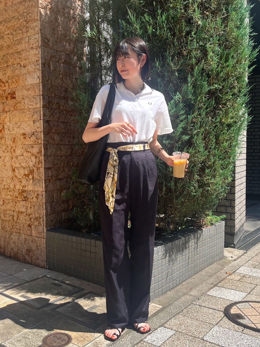 「夏コーデ、シンプルコーデ、パンツスタイル、ポロシャツ、フレッドペリー、サンダル、スラックス、高身長女子、スカーフ、スカーフアレンジ、トートバッグ、キレイめ、きれいめコーディネート、オフィスカジュアル、いいね、save、フォローお願いします🤑」｜「FRED PERRYのMesh Sleeve Polo Shirt（ポロシャツ、ホワイト系）」を使った、manaさん（レディース・166cm）の夏コーディネートの1枚目の写真