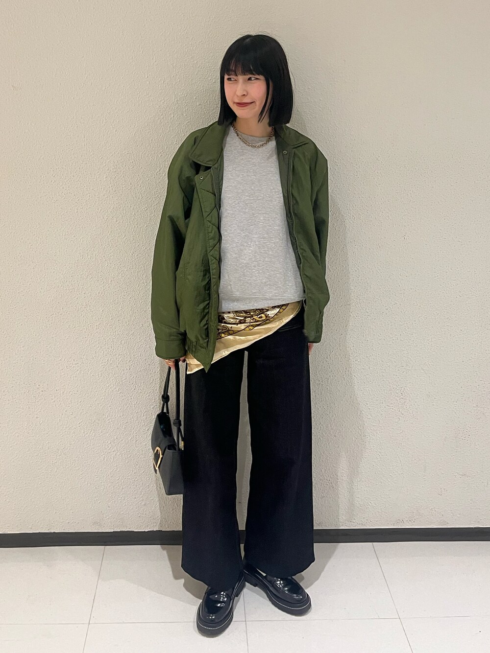 「冬アウター、冬コーデ、秋コーデ、スウェット、デニムパンツ、スカーフ、スカーフアレンジ、フライトジャケット、きれいめカジュアル、パンツスタイル、ローファー、マイベストコーデ2024、スウェットシャツ、オトナカジュアル、カーキ」｜「UNIQLOのアイテム（スウェット、グレー系）」を使った、manaさん（骨格ナチュラル・レディース・166cm）の冬コーディネートの1枚目の写真