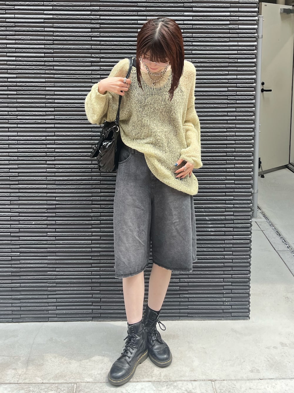「雨の日コーデ、ハーフパンツ、ハーフデニム、ブーツ、シアーニット、モード、シンプルコーデ、ワイドパンツ、春夏コーデ、めがね、差し色コーデ、プチプラ、しまむら」｜「leimnのローゲージシアーニット（ニット/セーター、グリーン系）」を使った、manaさん（骨格ナチュラル・レディース・166cm）の春コーディネートの1枚目の写真
