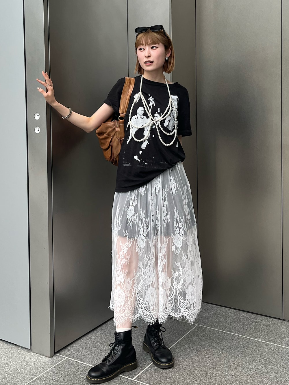 「レイヤードスタイル、黒Tシャツ、古着、古着MIX、Tシャツ、レース、レースワンピース、ブーツ、雨の日コーデ、夏コーデ、モノトーンコーデ、サングラス、パールビスチェ、ビスチェ、プチプラ」｜「Dr. MartensのDr.Martens （ドクターマーチン） / 8ホールブーツ 1460 8EYE BOOT 11822006（ブーツ、ブラック系）」を使った、manaさん（骨格ナチュラル・レディース・166cm）の夏コーディネートの1枚目の写真
