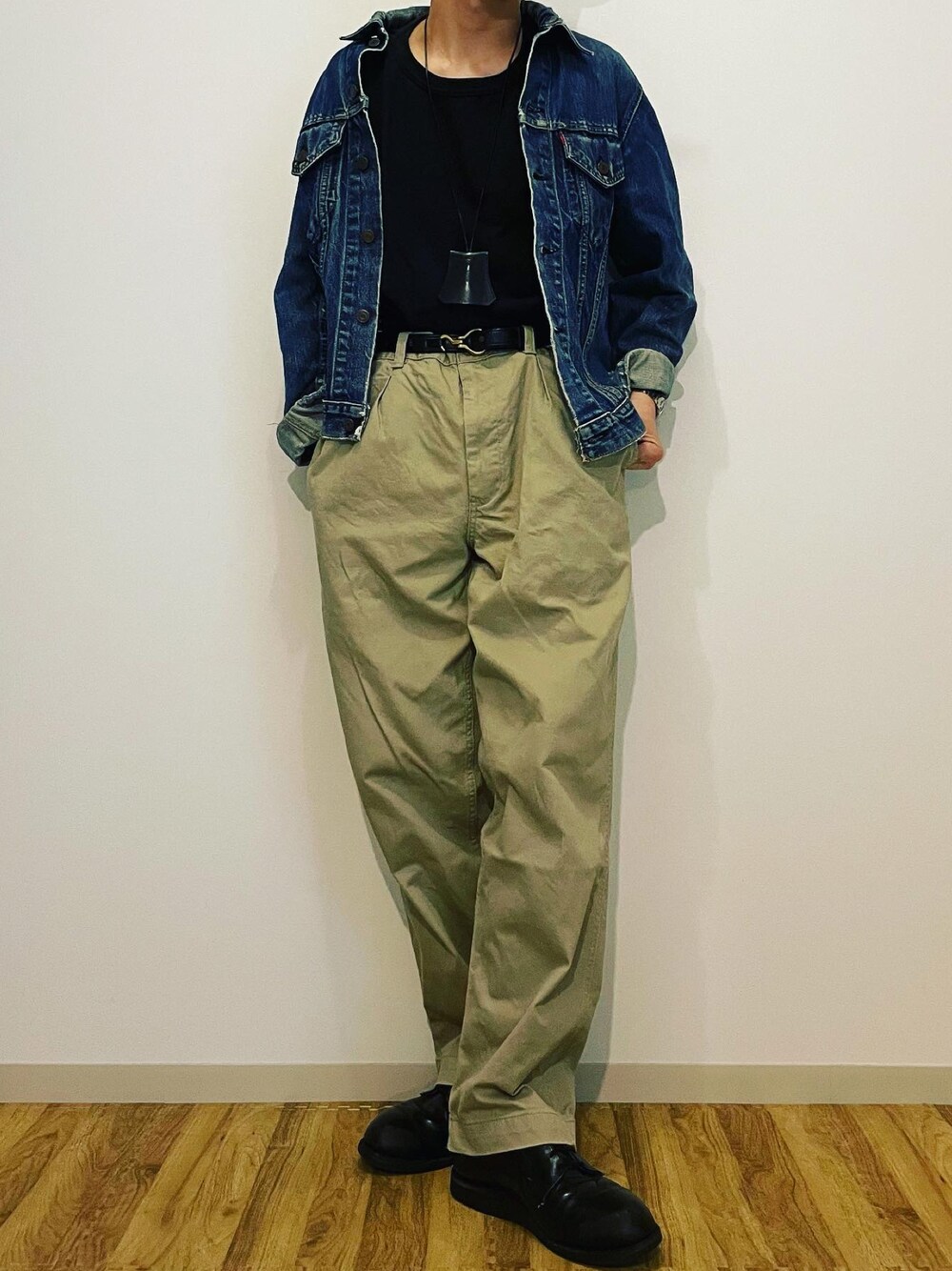 ベージュ系のチノパンツ、ブラック系のTシャツ/カットソー、ブラック系のブーツを着用したメンズの夏コーディネートの1枚目の写真