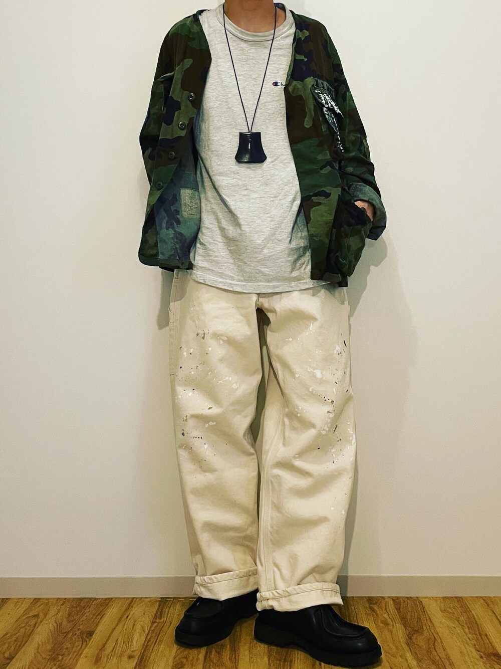 ホワイト系のデニムパンツ、ブラック系のブーツ、ブラック系のネックレスを着用したメンズの夏コーディネートの1枚目の写真