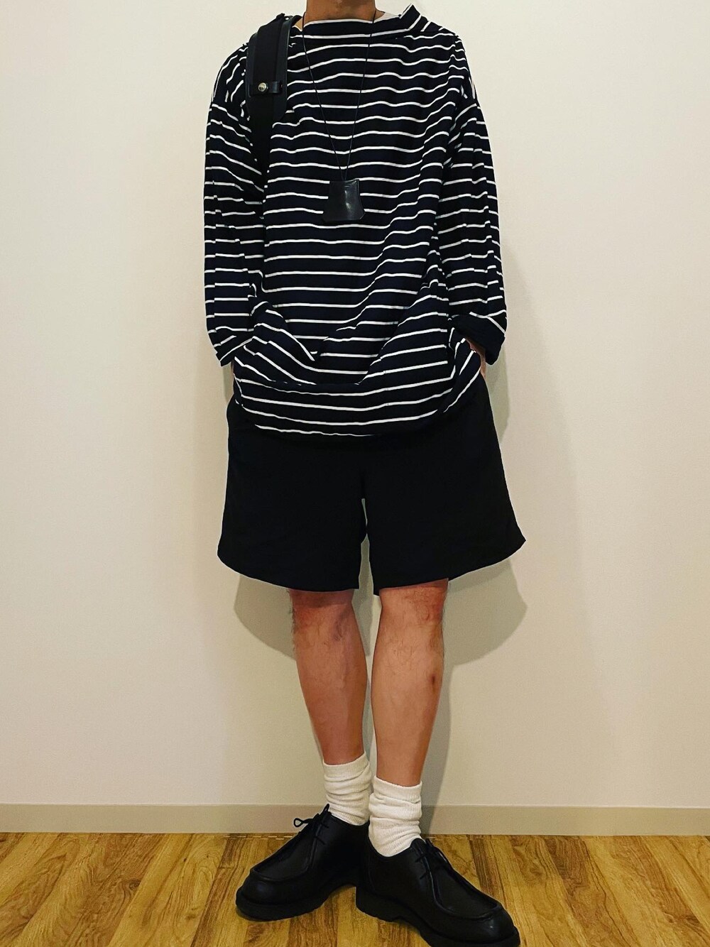 ブラック系のその他パンツ、ブラック系のブーツ、ブラック系のシャツ/ブラウスを着用したメンズの夏コーディネートの1枚目の写真