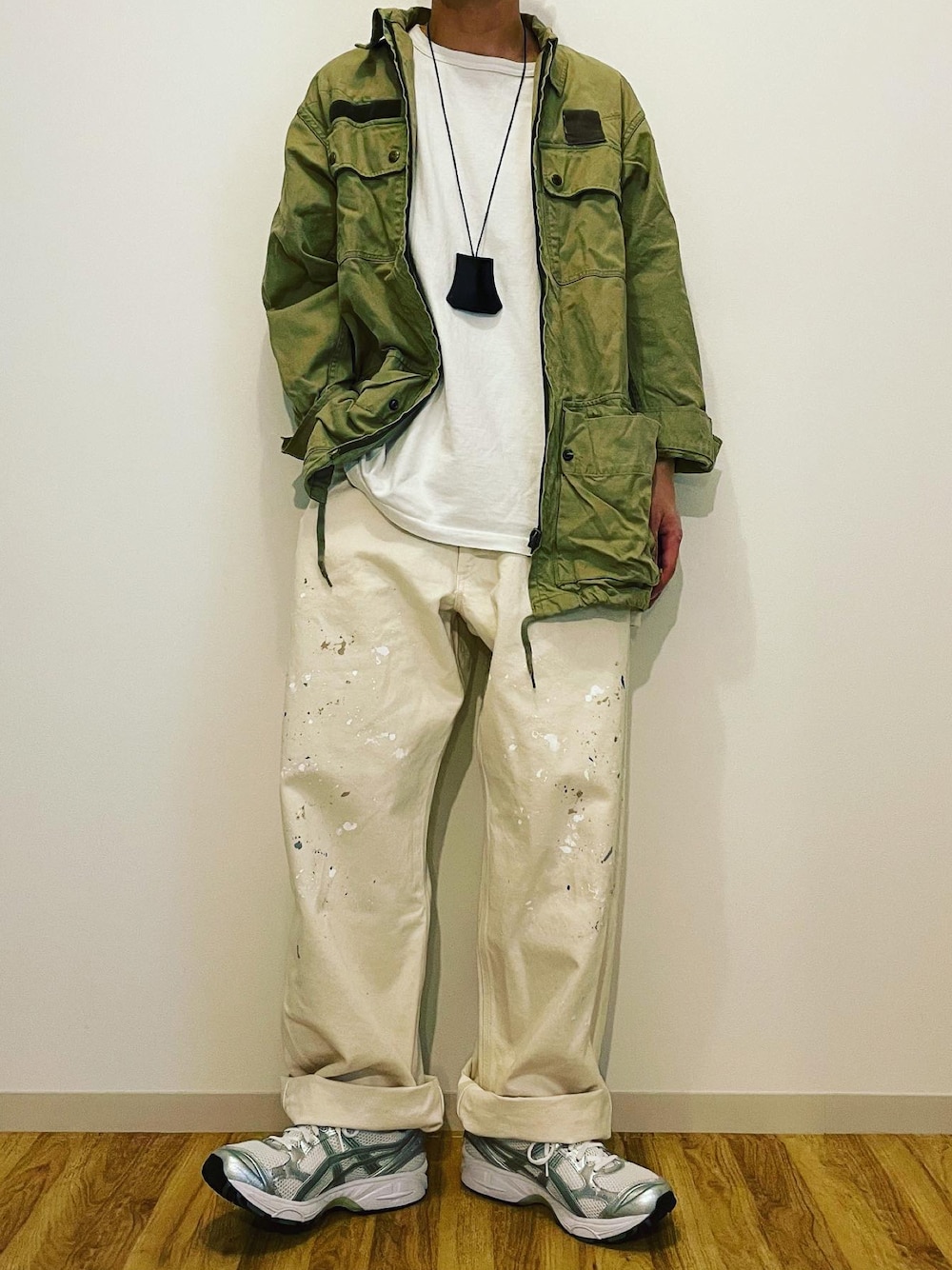 「エンダースキーマ、アシックス、ペインターパンツ、チャンピオンTシャツ、ミリタリージャケット」｜「Hender Schemeの【Hender Scheme / エンダースキーマ】key neck holder（ネックレス、ブラック系）」を使った、betti0807さん（メンズ・174cm）の夏コーディネートの1枚目の写真