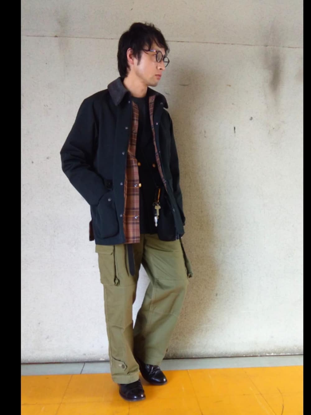 「メンズファッション、お洒落さんとつながりたい、今日のコーデ、大人カジュアル、スラックス、いいね、save、フォローお願いします🤑、きれいめカジュアル、ラフコーデ」｜「Barbourのアイテム（カバーオール、グリーン系）」を使った、coen5910emさん（メンズ・168cm）の冬コーディネートの1枚目の写真