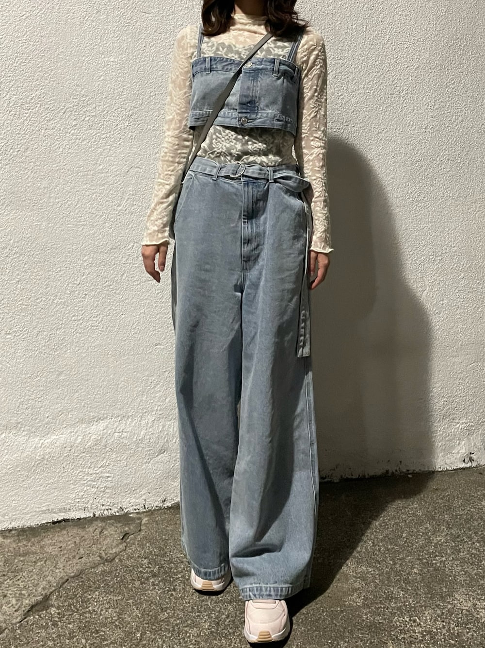 「ラクチンコーデ、春夏コーデ、おしゃれさんと繋がりたい、カジュアルコーデ、デニムコーデ、レース、24SS春の新作、レイヤード、きれいめカジュアル、デニム、Chico、大学生、スニーカー、スニーカーコーデ、ビスチェ」｜「Chicoの【2サイズ展開】配色切替デニムコンビネゾン（つなぎ/オールインワン、ブルー系）」を使った、rikonhnさん（レディース・163cm）の春コーディネートの1枚目の写真